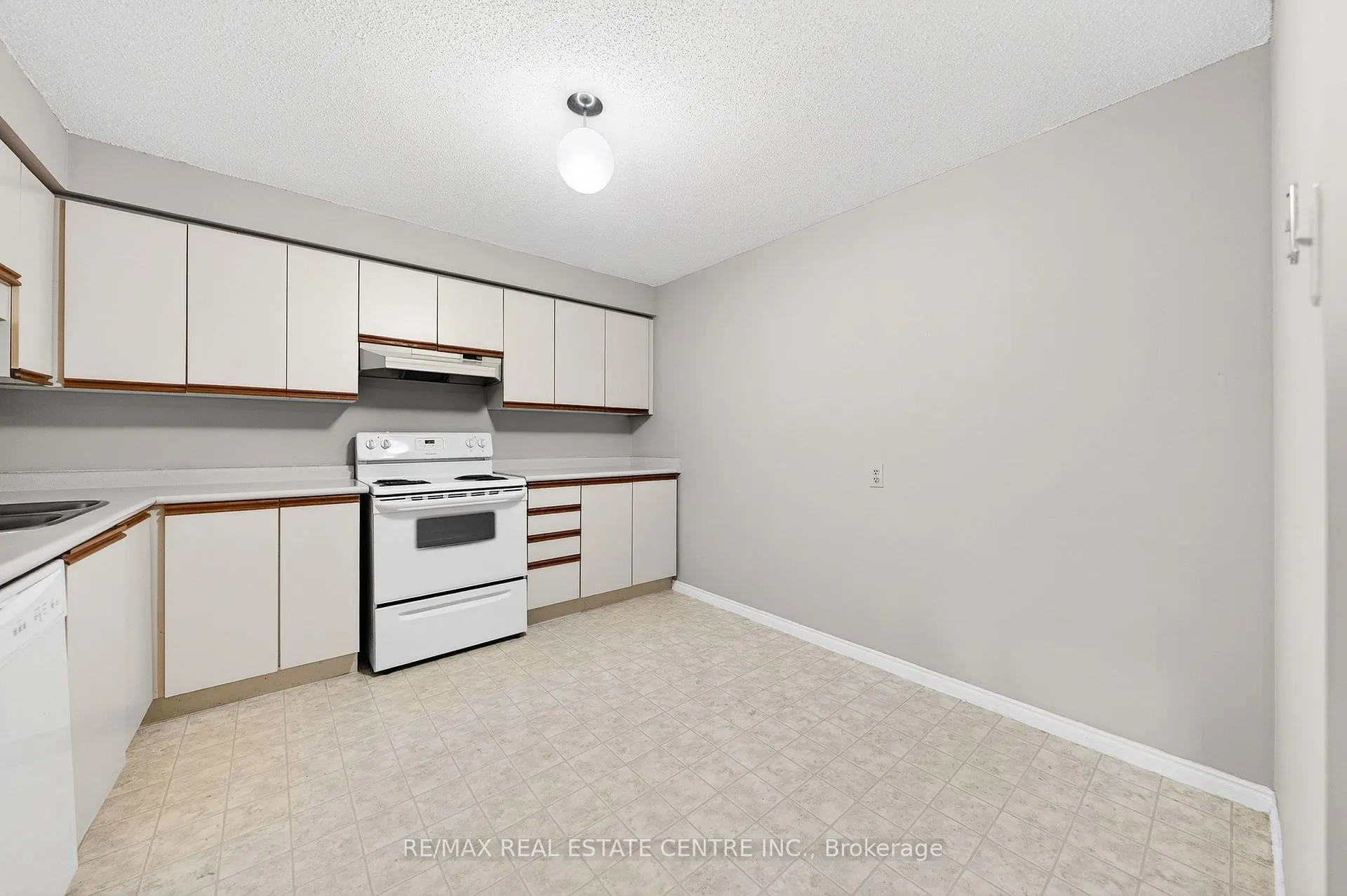 Photo 15 of Unit 1002, 35 Green Valley Drive, Kitchener, Pioneer Park — HOMEH