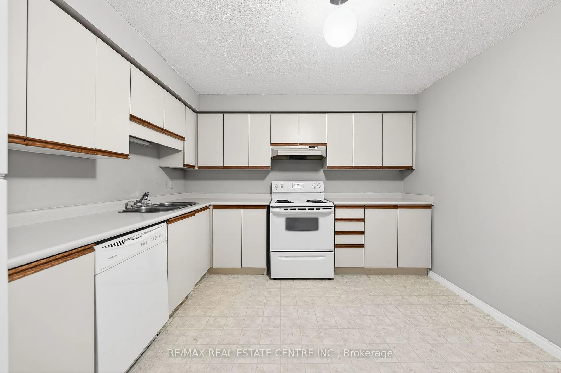 Photo 16 of Unit 1002, 35 Green Valley Drive, Kitchener, Pioneer Park — HOMEH