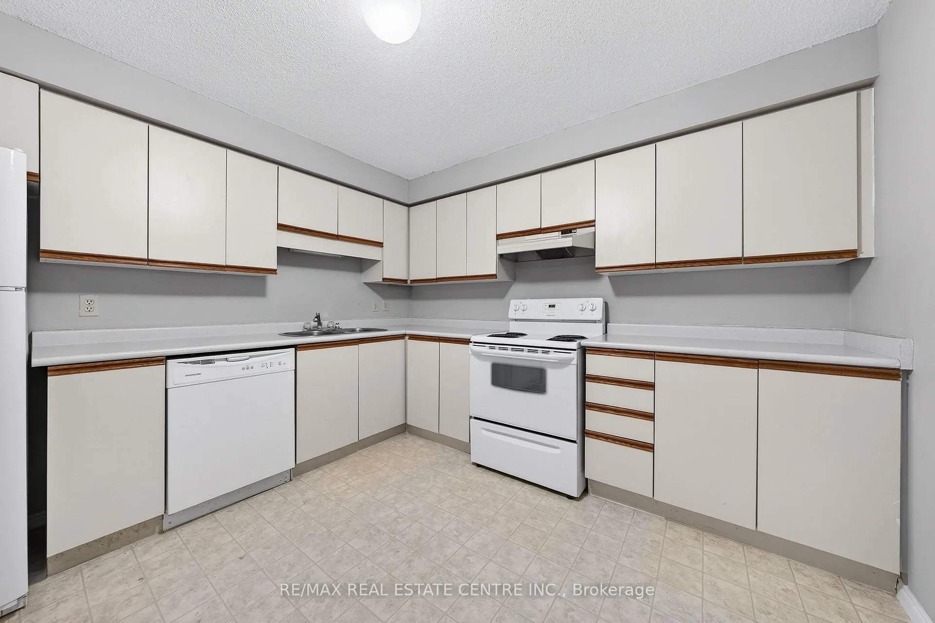 Photo 18 of Unit 1002, 35 Green Valley Drive, Kitchener, Pioneer Park — HOMEH