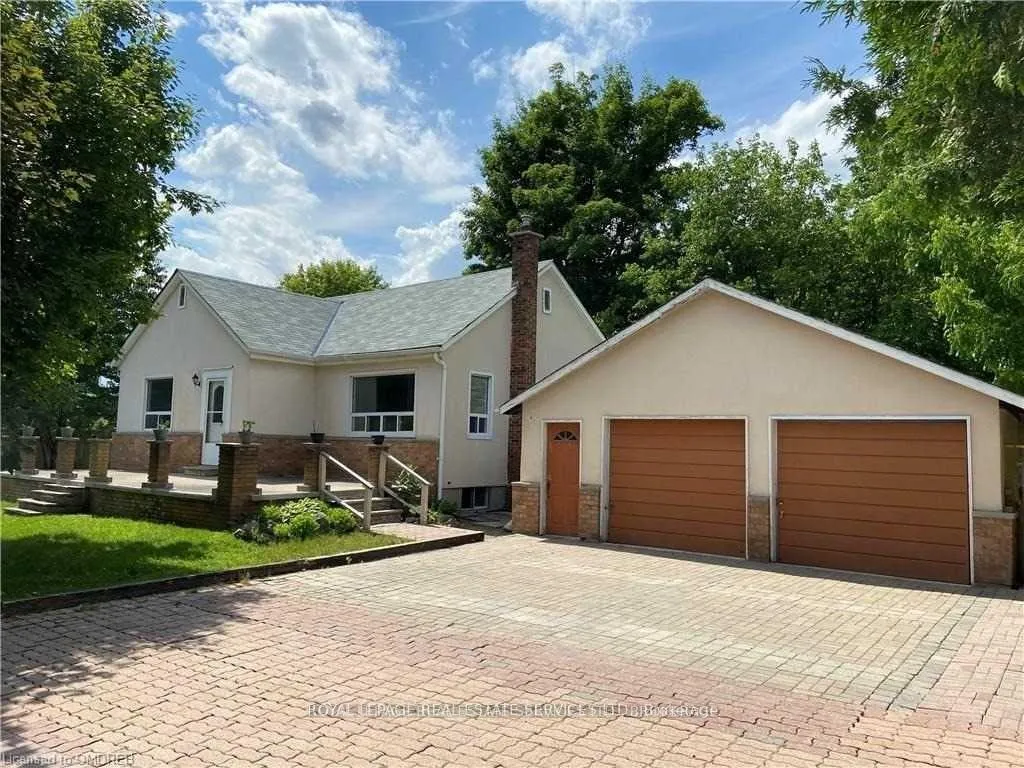 Front of 235 Lakeshore Road W