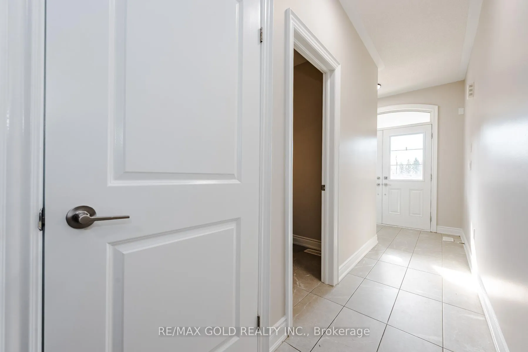Photo 4 of 26 Ixworth Circle, Brampton, Bram West — HOMEH