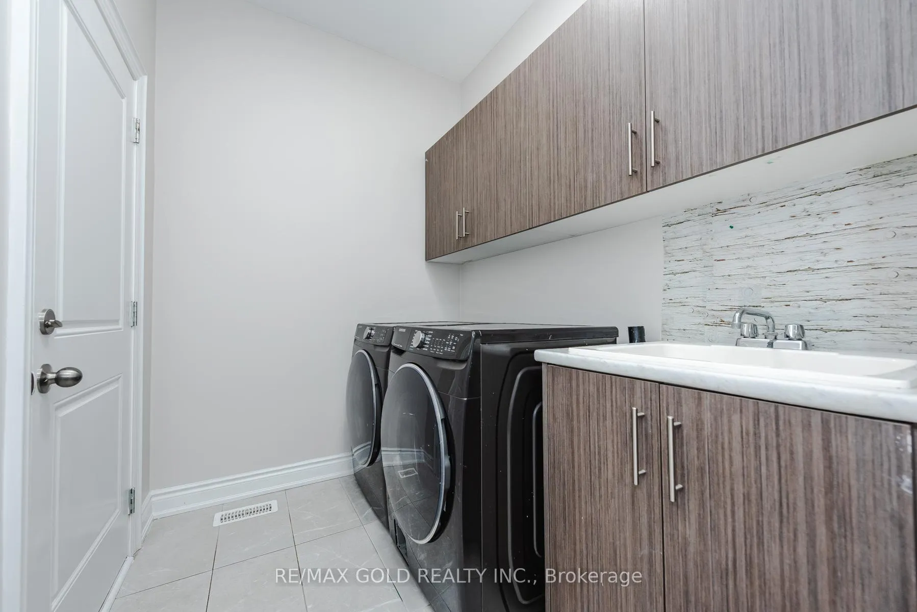 Photo 13 of 26 Ixworth Circle, Brampton, Bram West — HOMEH