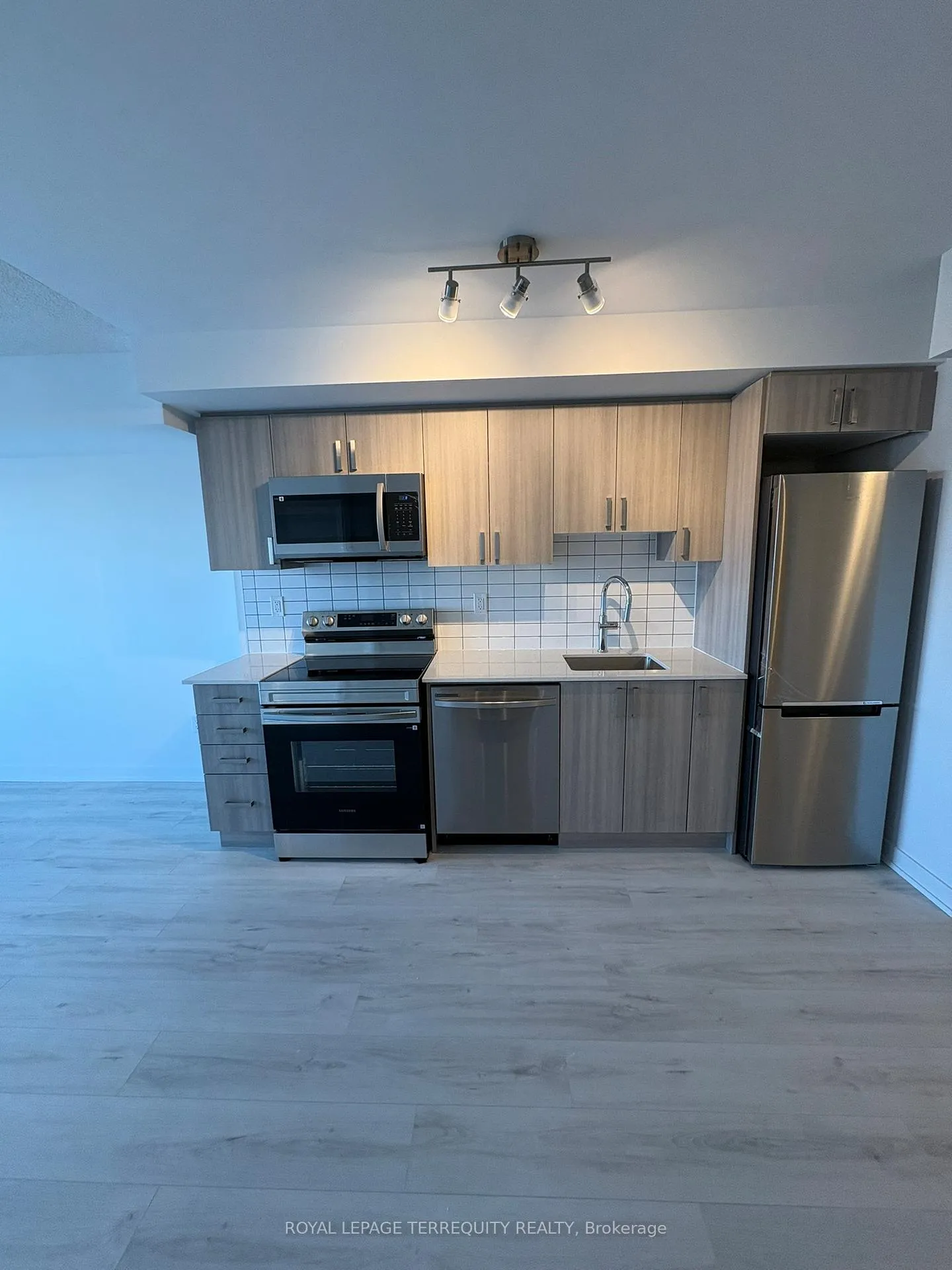 Photo 2 of Unit 404, 1010 Sandy Beach Road, Pickering, Bay Ridges — HOMEH