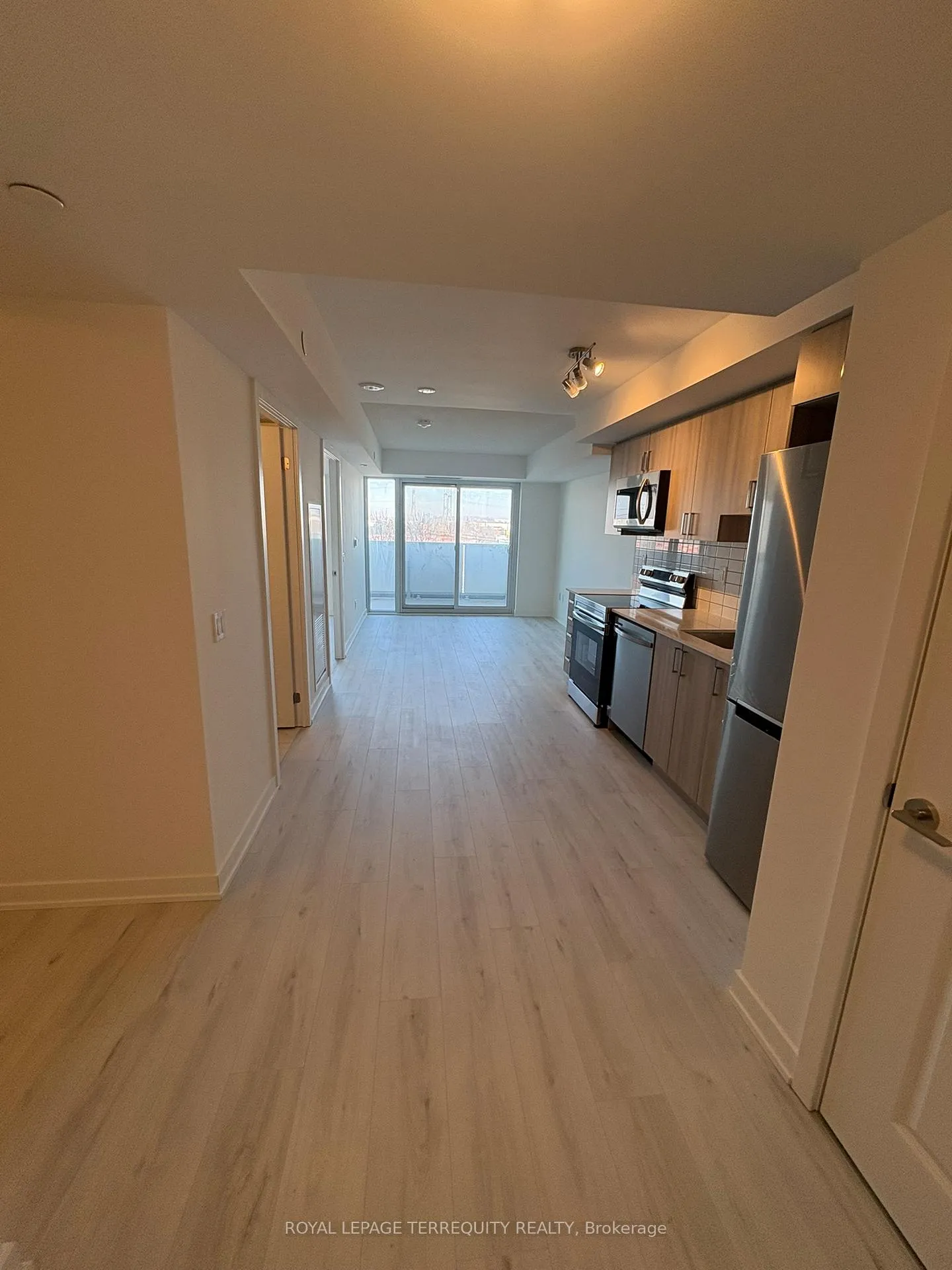 Photo 3 of Unit 404, 1010 Sandy Beach Road, Pickering, Bay Ridges — HOMEH