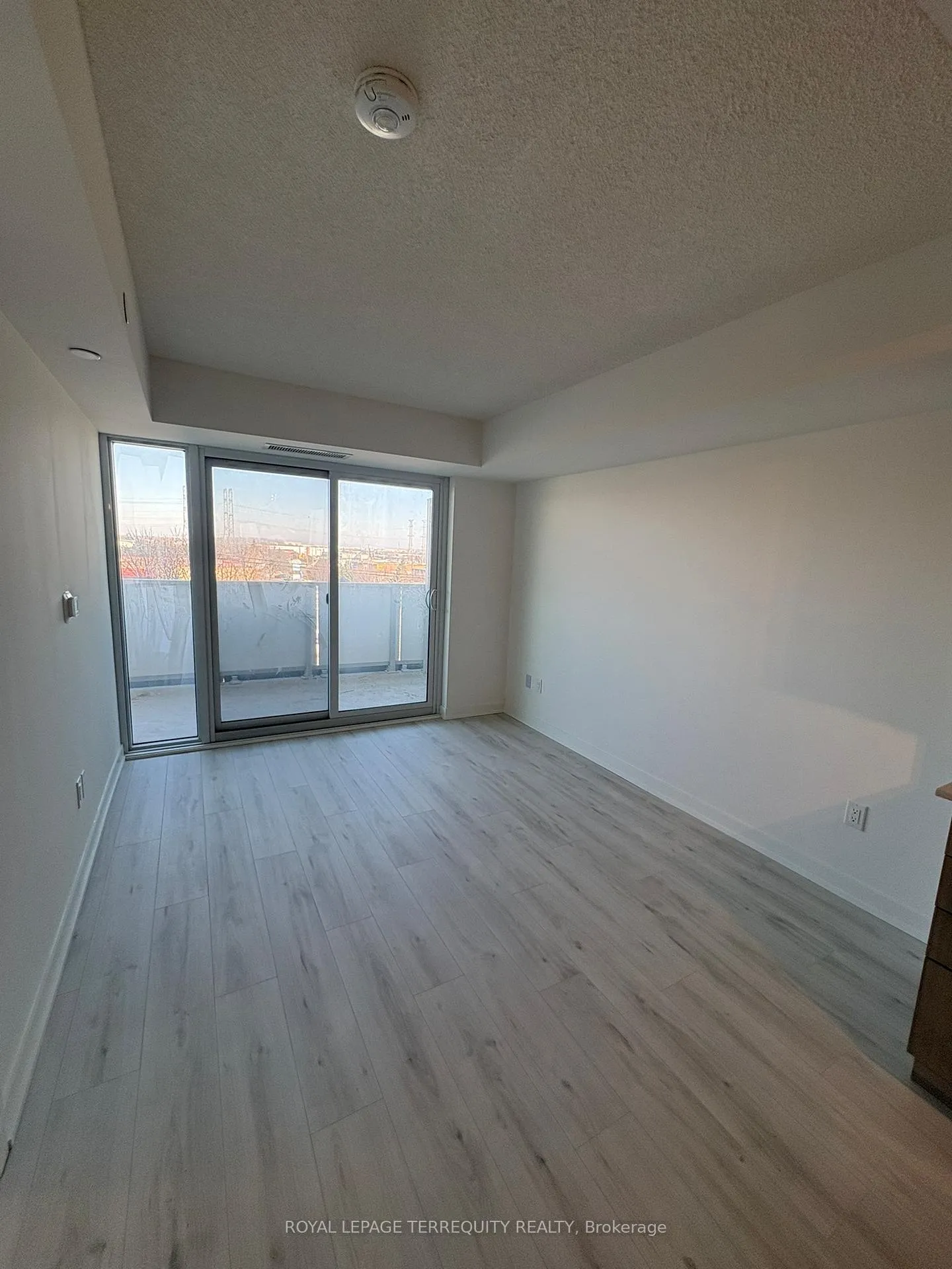 Photo 4 of Unit 404, 1010 Sandy Beach Road, Pickering, Bay Ridges — HOMEH