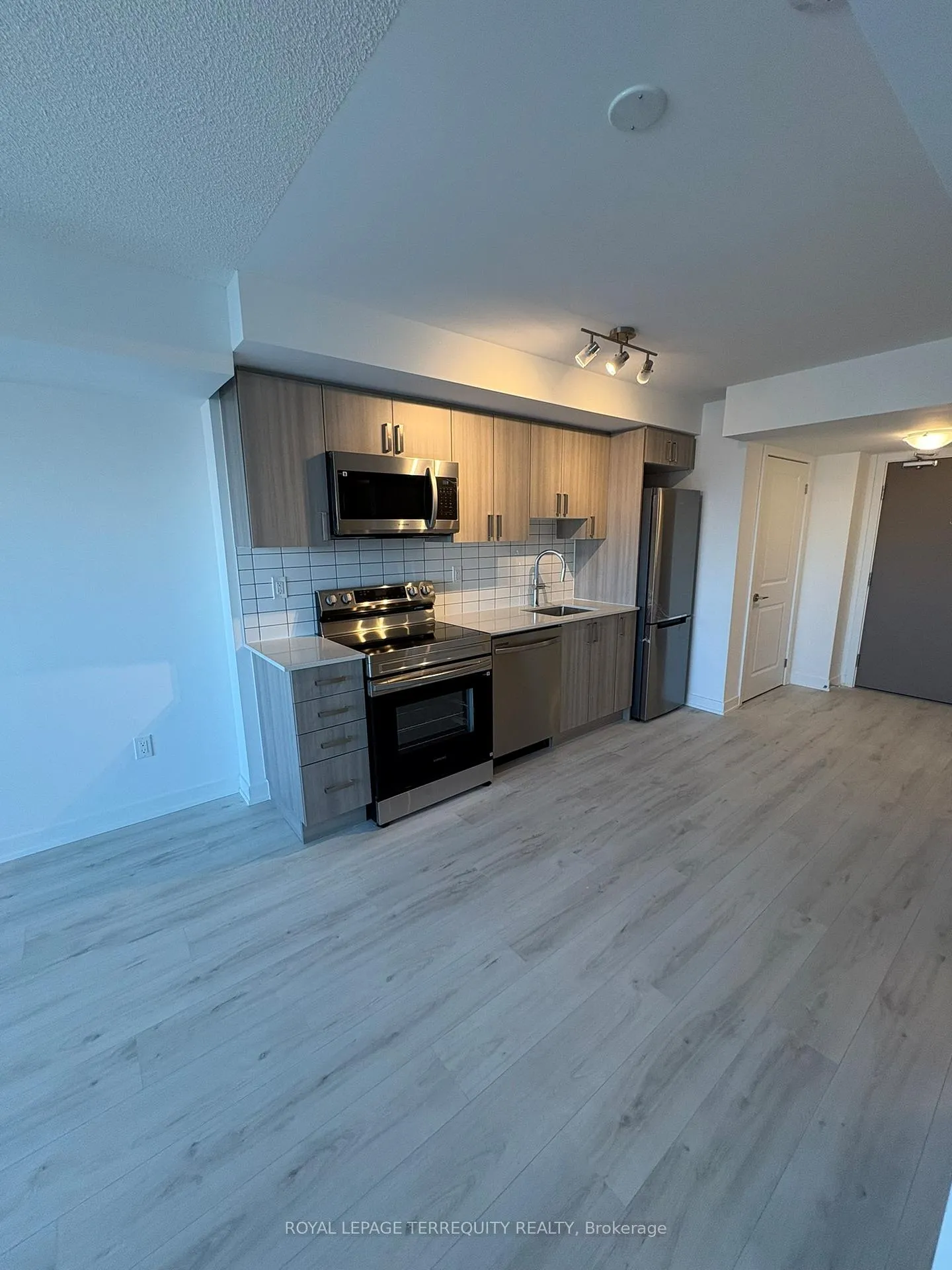 Photo 6 of Unit 404, 1010 Sandy Beach Road, Pickering, Bay Ridges — HOMEH