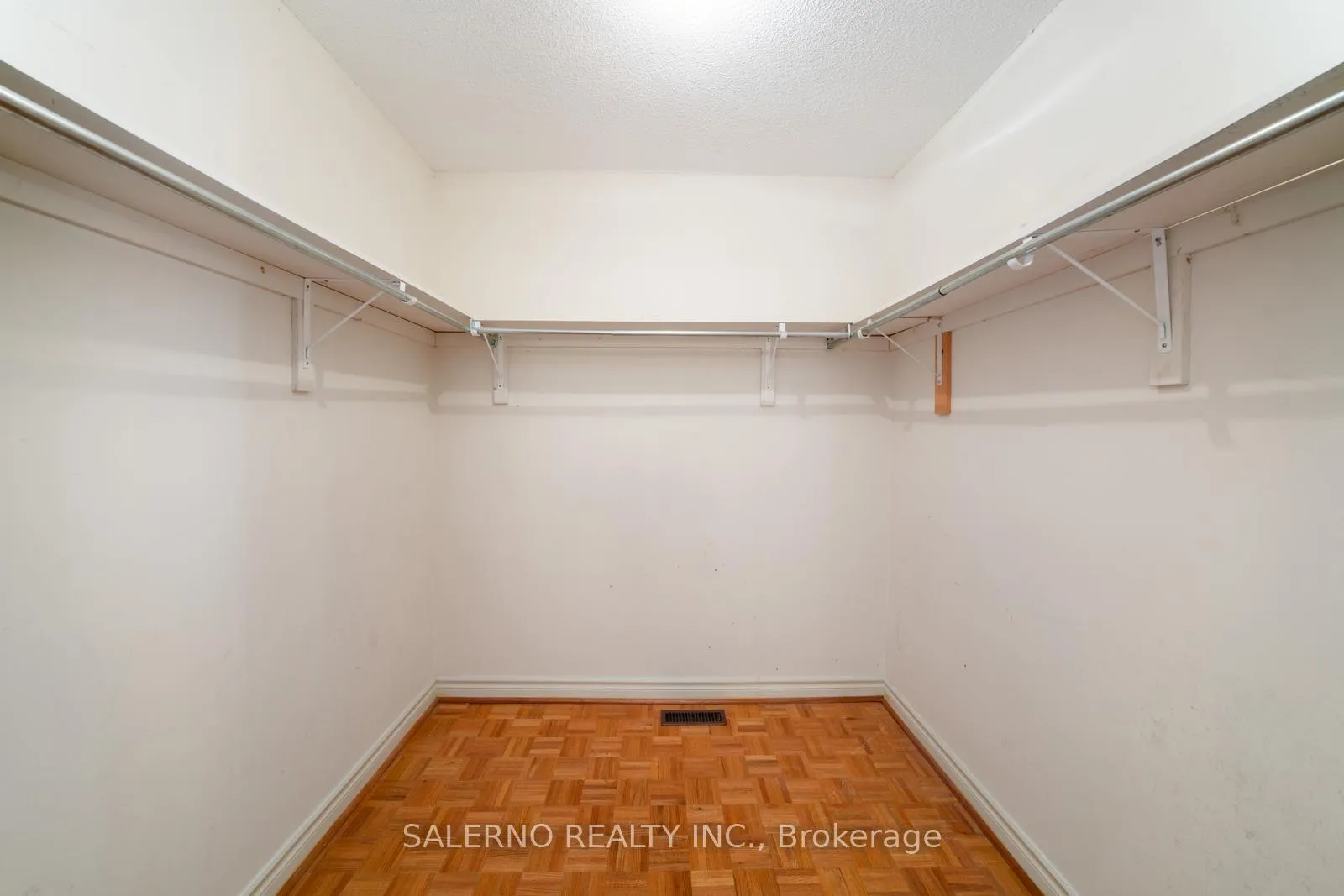 Photo 31 of 42 Columbus Avenue, Vaughan, East Woodbridge — HOMEH