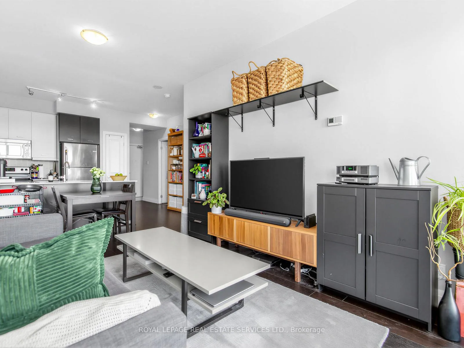 Front of Unit 509, 530 St Clair Avenue W