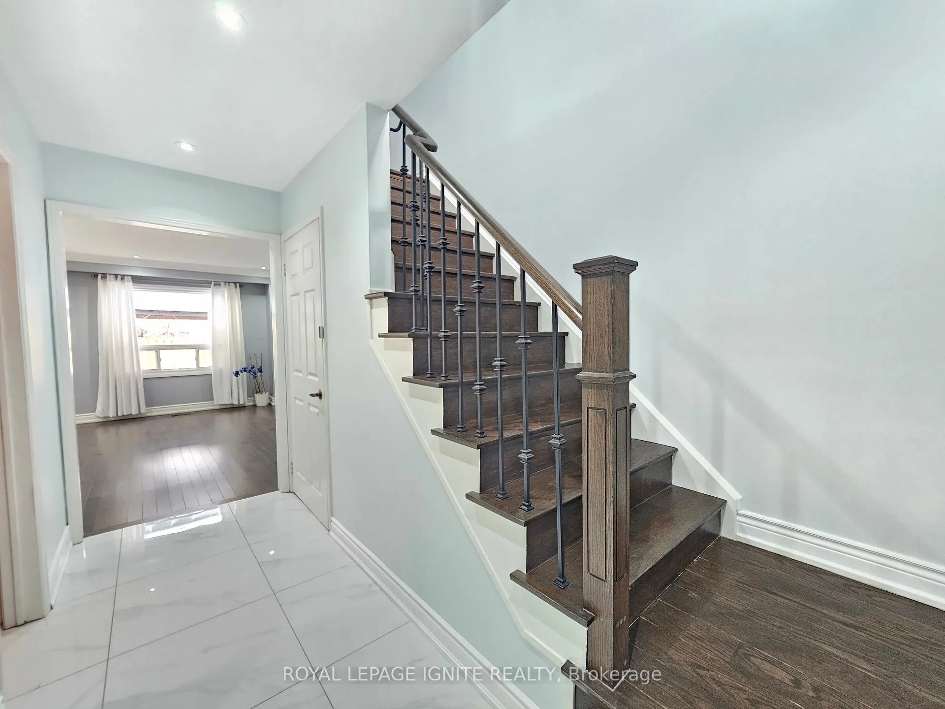 Photo 3 of 17 St Emilion Way, Etobicoke, West Humber-Clairville — HOMEH