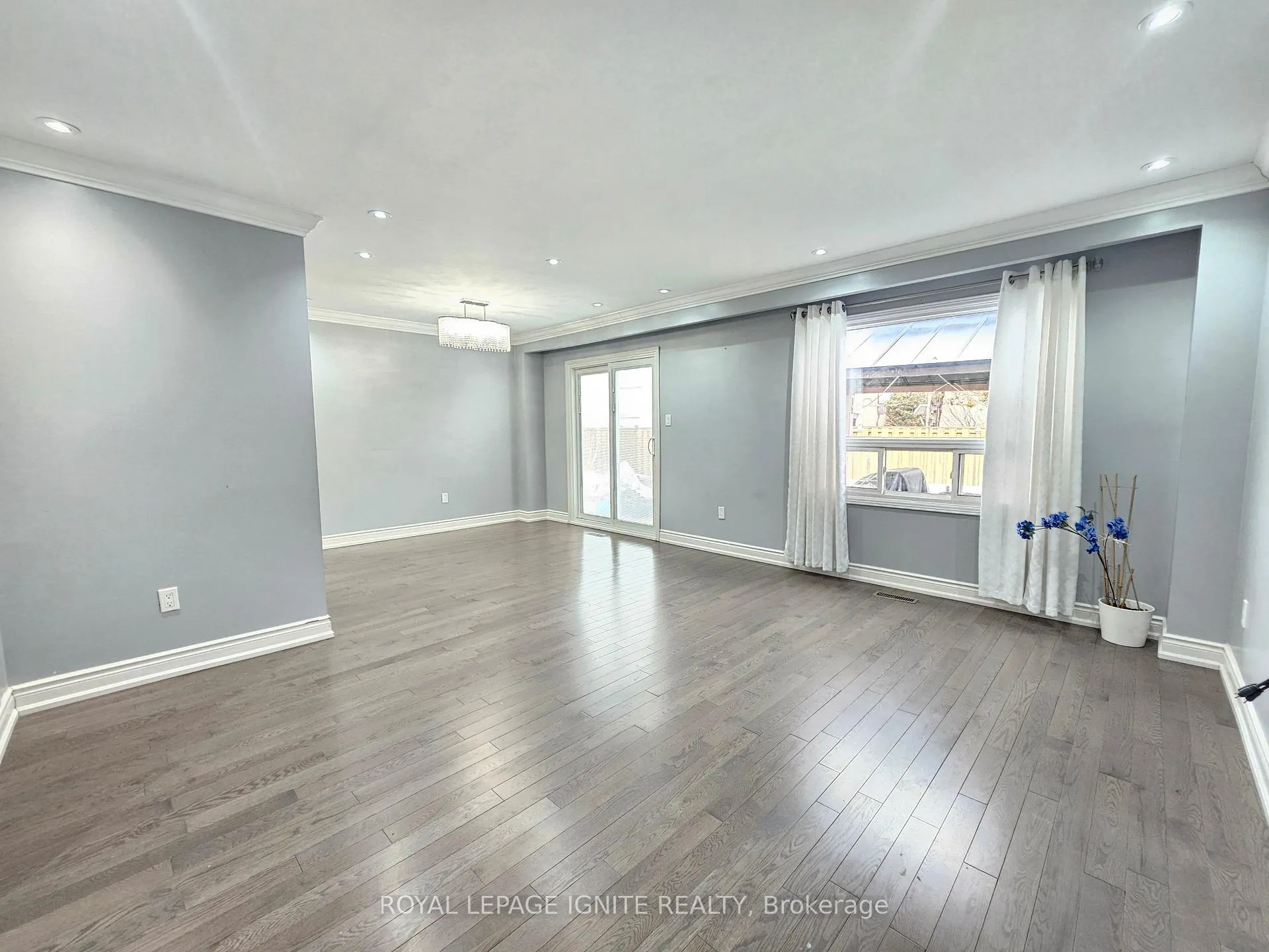 Photo 4 of 17 St Emilion Way, Etobicoke, West Humber-Clairville — HOMEH