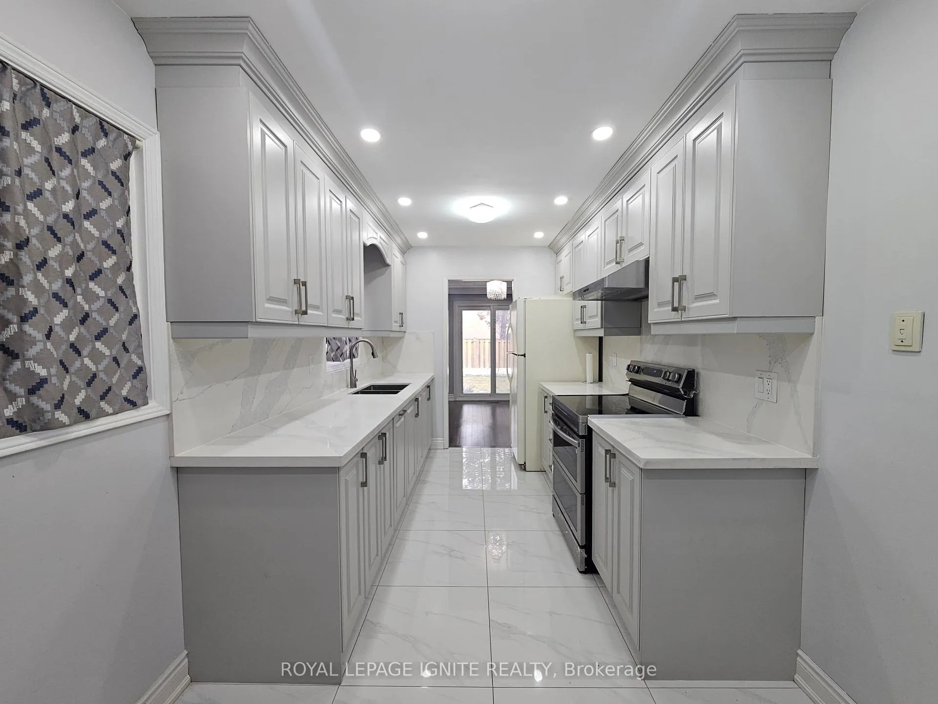 Photo 7 of 17 St Emilion Way, Etobicoke, West Humber-Clairville — HOMEH