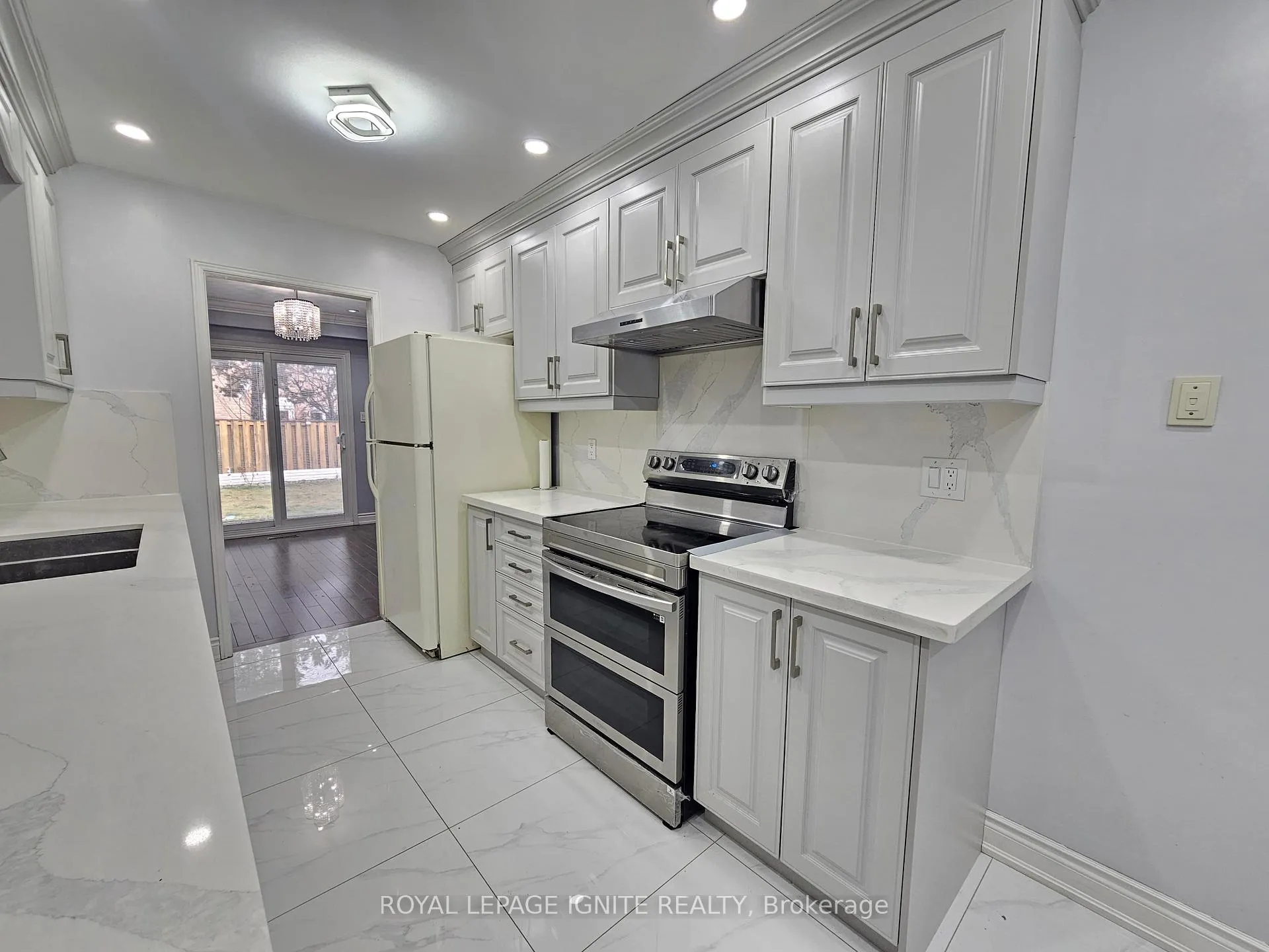 Photo 8 of 17 St Emilion Way, Etobicoke, West Humber-Clairville — HOMEH