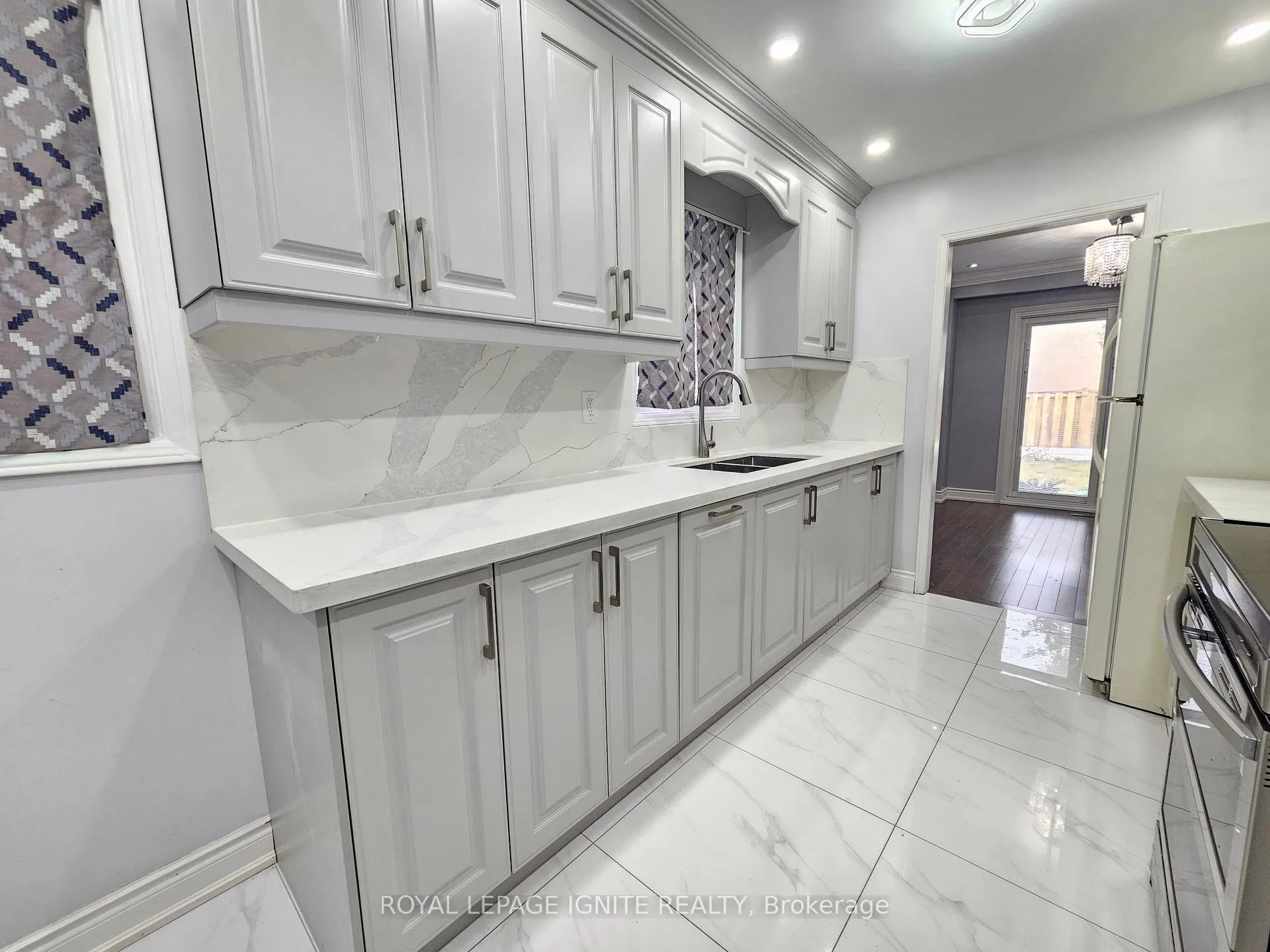 Photo 9 of 17 St Emilion Way, Etobicoke, West Humber-Clairville — HOMEH