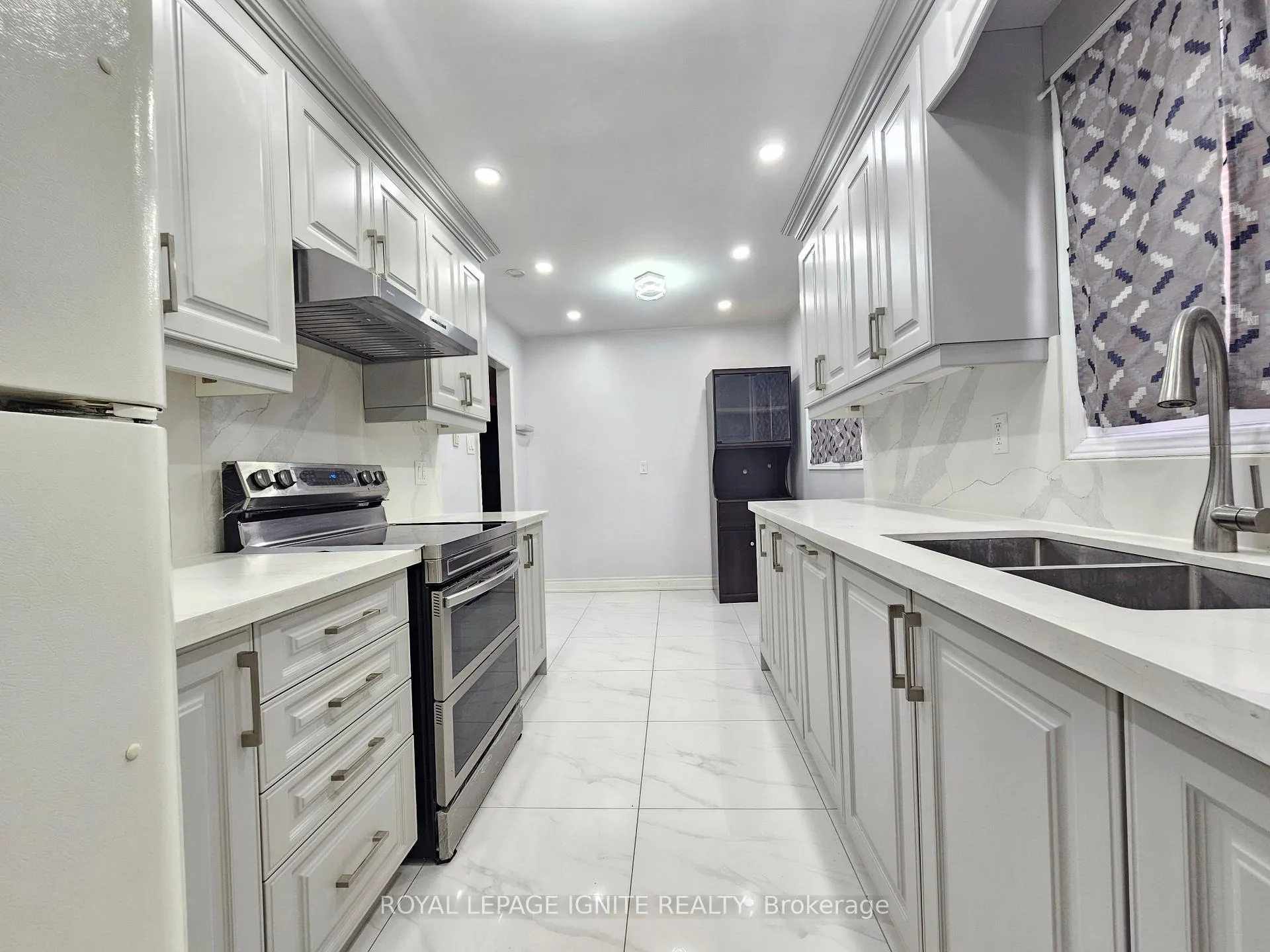 Photo 10 of 17 St Emilion Way, Etobicoke, West Humber-Clairville — HOMEH