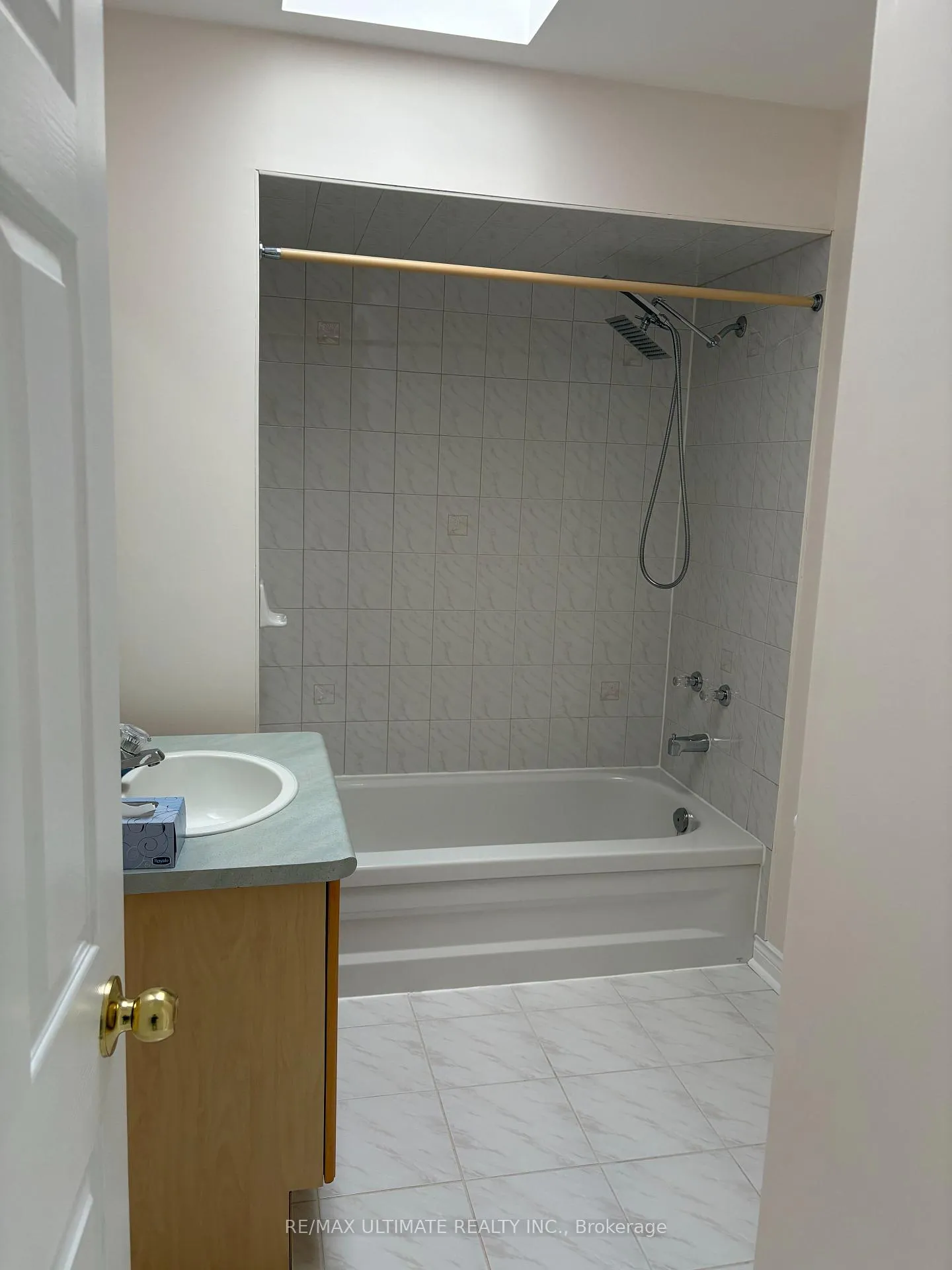 Photo 4 of Unit Main, 27 Venn Crescent, Toronto, Keelesdale-Eglinton West — HOMEH