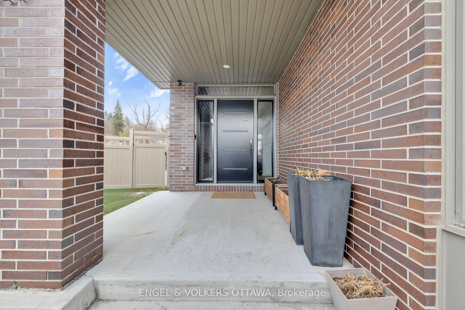 Photo 3 of 157 Avro Circle, Ottawa, CFB Rockcliffe and Area — HOMEH