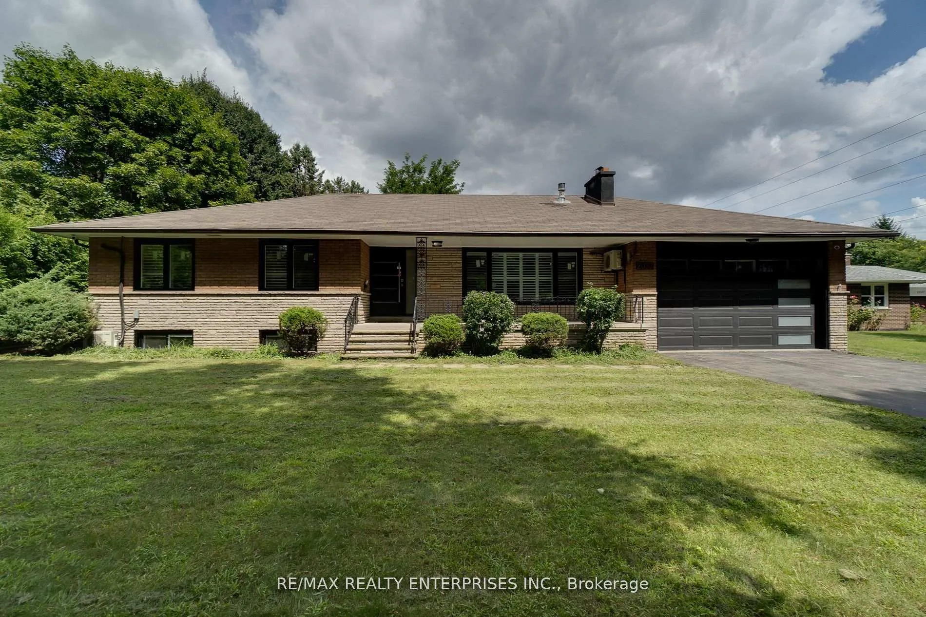 Front of 2037 Lynchmere Avenue