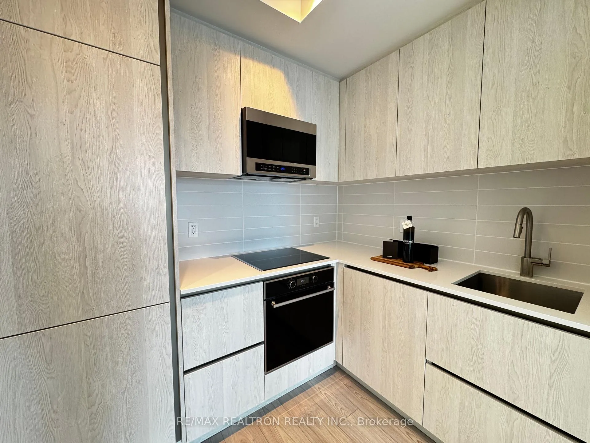 Photo 3 of Unit 2501, 110 Broadway Avenue, Toronto, Mount Pleasant West — HOMEH