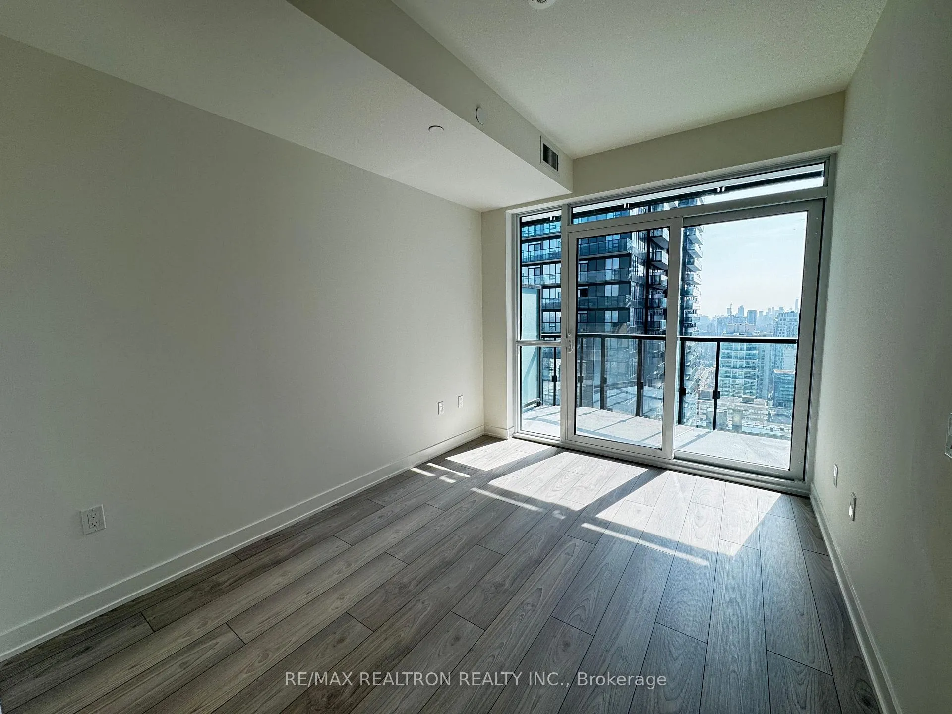 Photo 4 of Unit 2501, 110 Broadway Avenue, Toronto, Mount Pleasant West — HOMEH