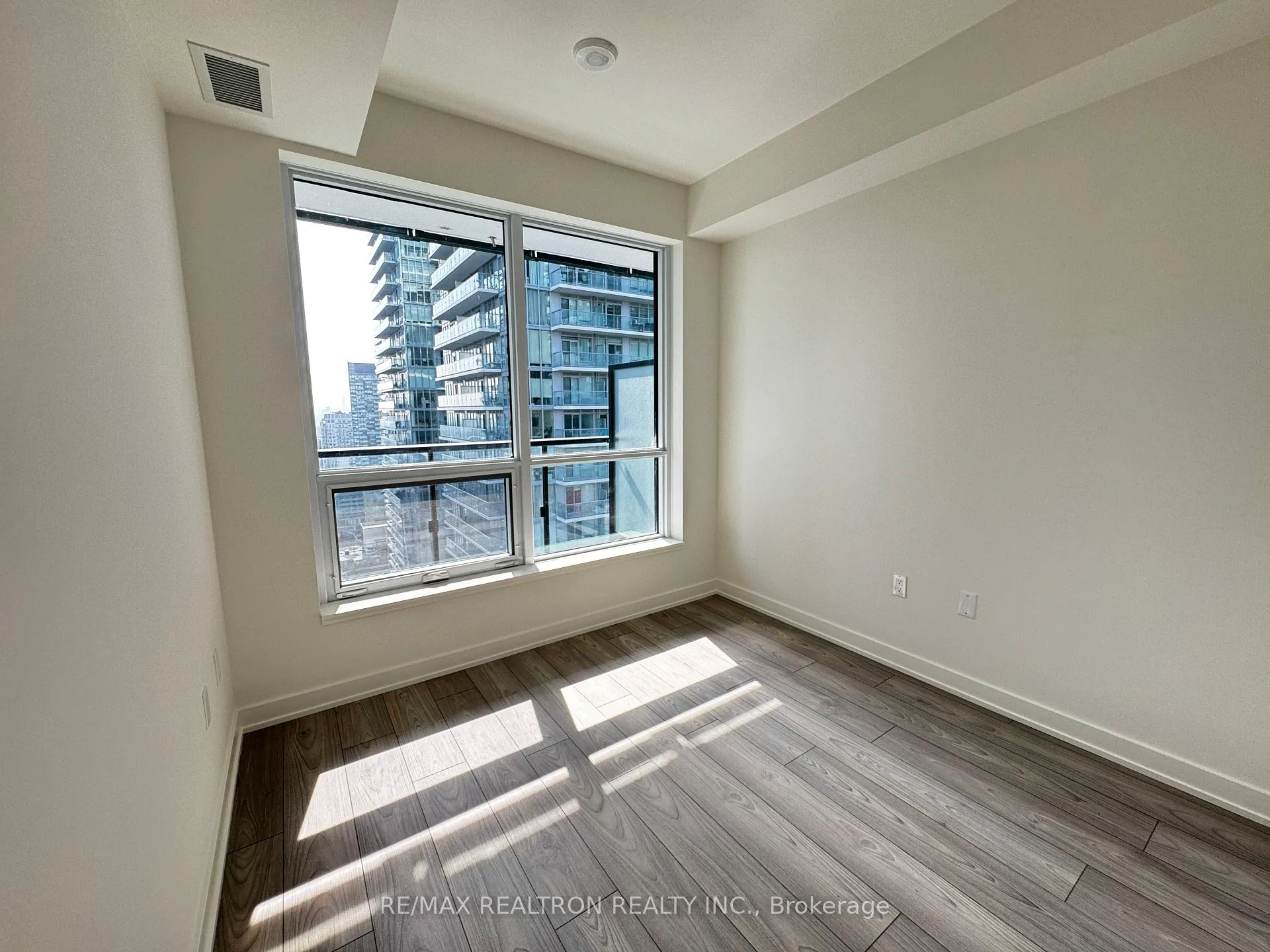 Photo 6 of Unit 2501, 110 Broadway Avenue, Toronto, Mount Pleasant West — HOMEH