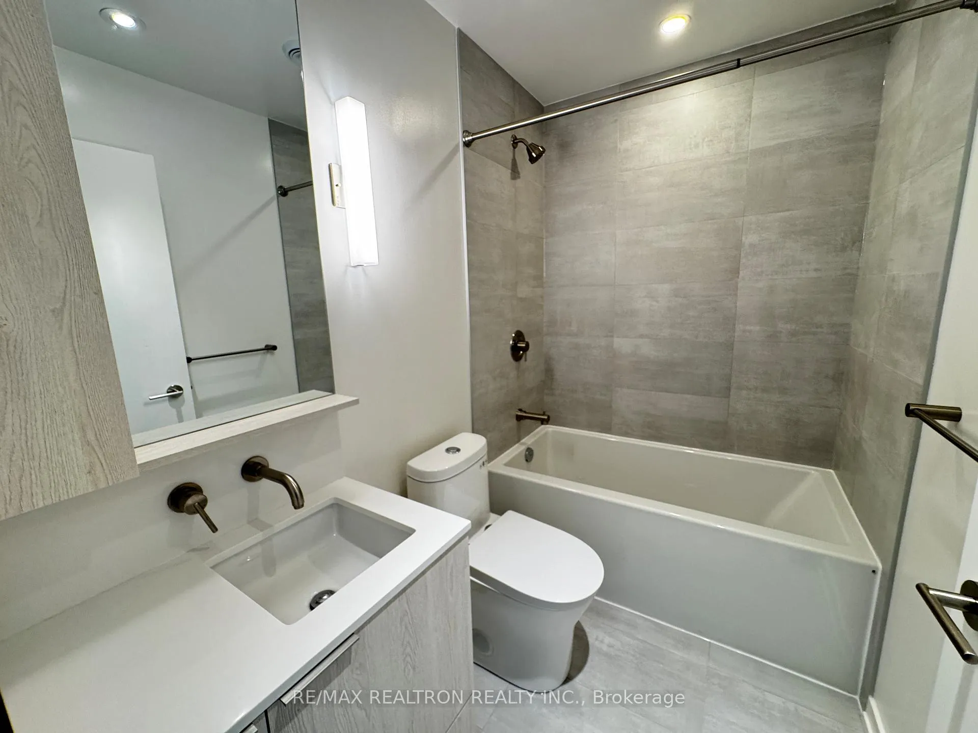 Photo 7 of Unit 2501, 110 Broadway Avenue, Toronto, Mount Pleasant West — HOMEH
