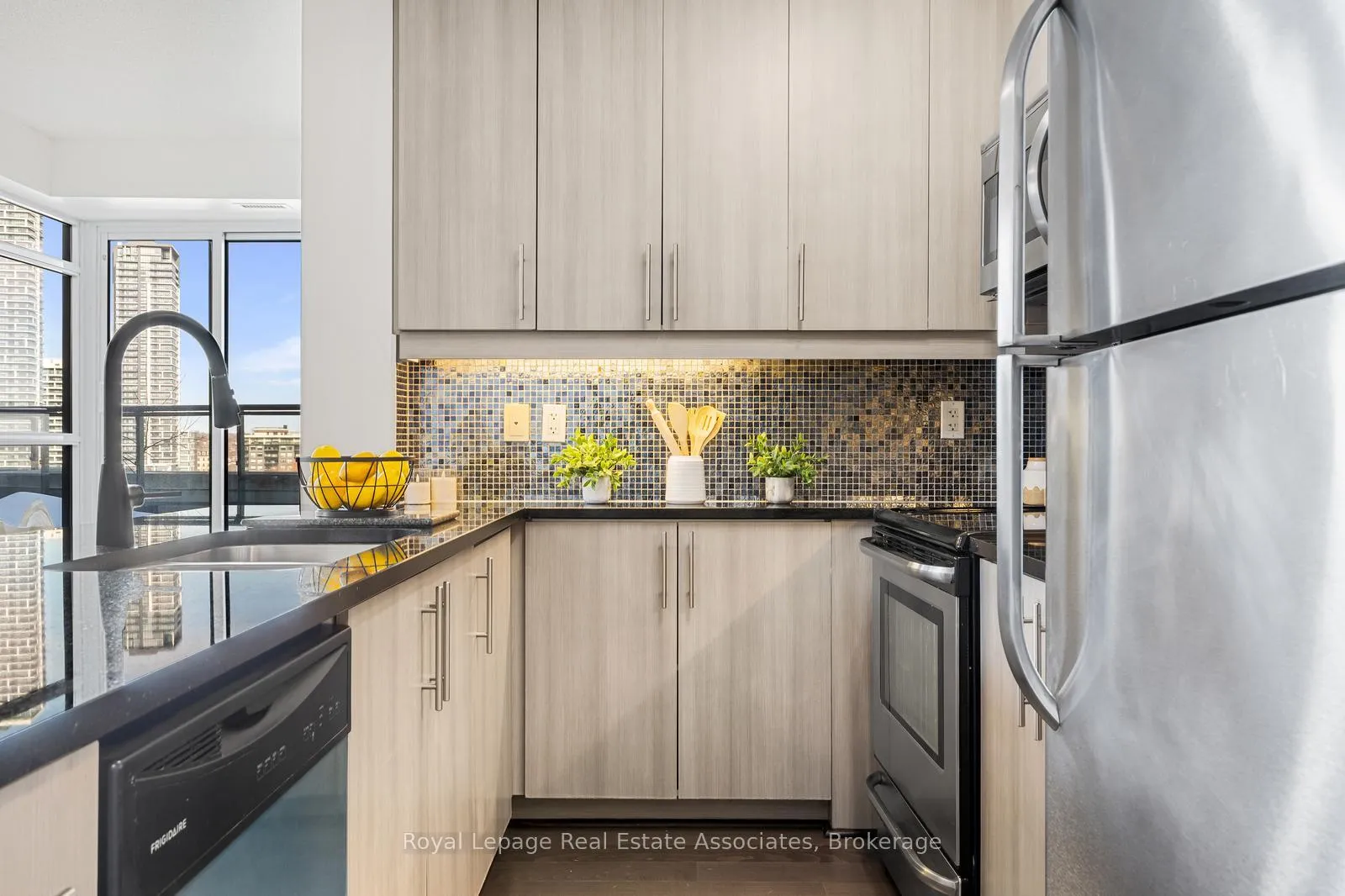 Photo 4 of Unit 701, 8130 Birchmount Road, Markham, Unionville — HOMEH