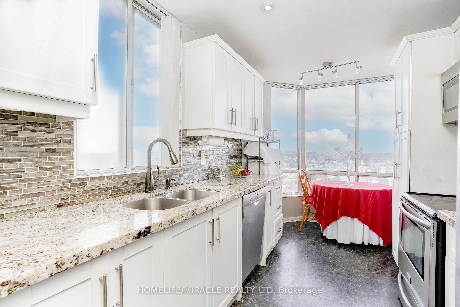 Photo 5 of Unit 1705, 26 Hanover Road, Brampton, Queen Street Corridor — HOMEH
