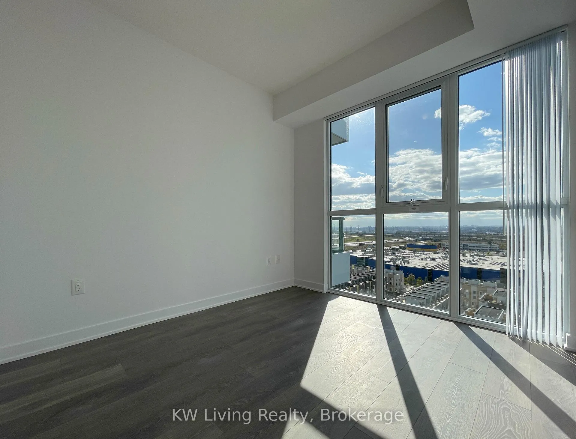 Photo 8 of Unit 1503, 60 Honeycrisp Crescent, Vaughan, Vaughan Corporate Centre — HOMEH
