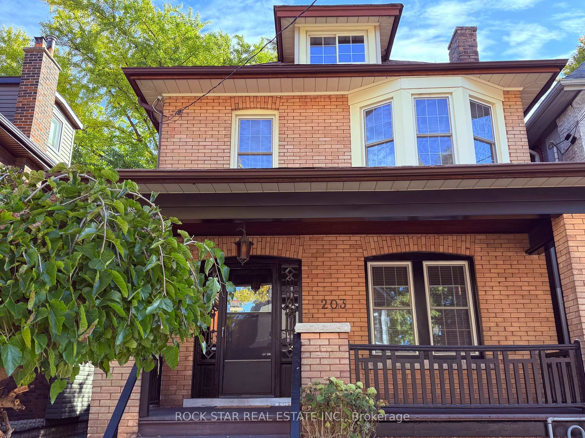 Front of 203 Fairleigh Avenue S
