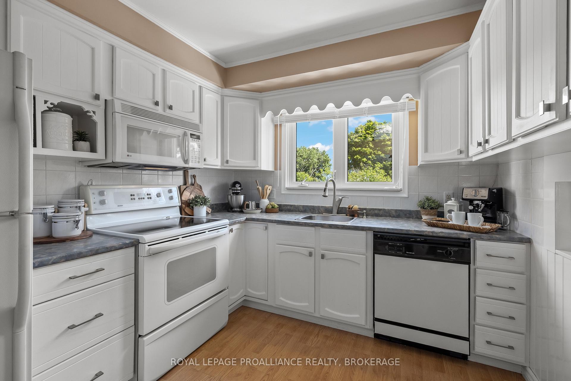 Photo 20 of 35 Manitou Crescent E, Loyalist, Amherstview — HOMEH