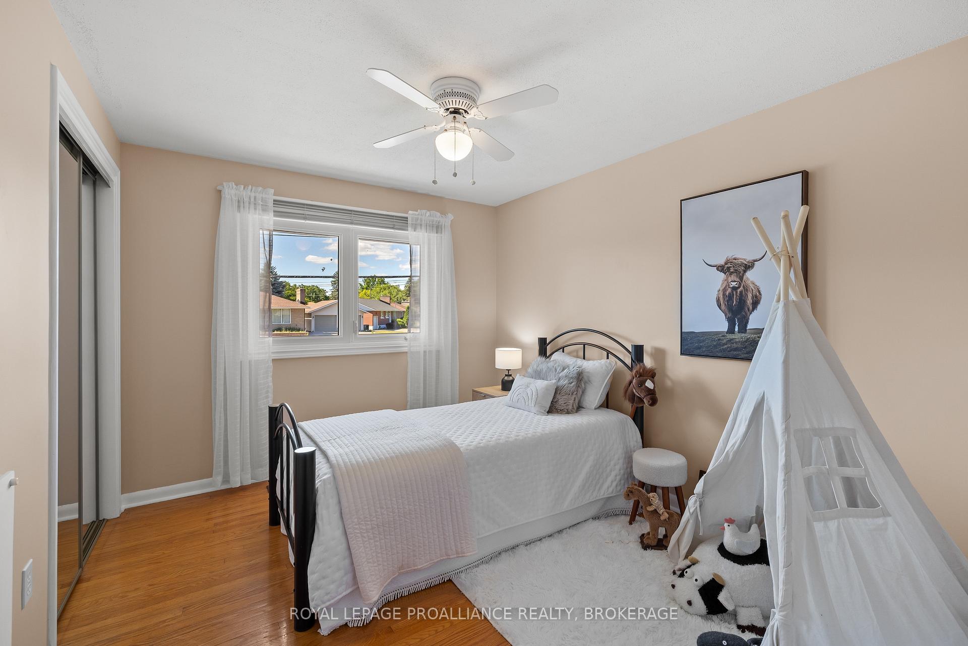 Photo 26 of 35 Manitou Crescent E, Loyalist, Amherstview — HOMEH