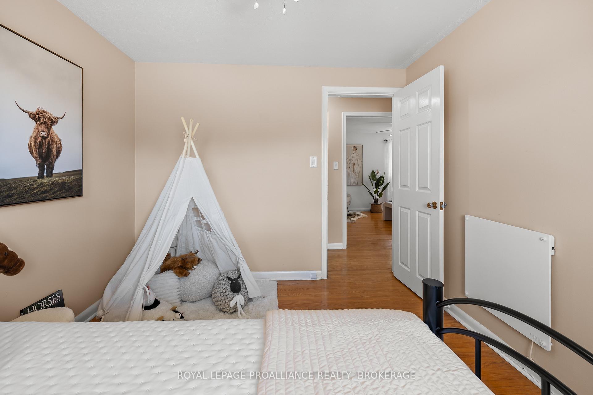 Photo 27 of 35 Manitou Crescent E, Loyalist, Amherstview — HOMEH