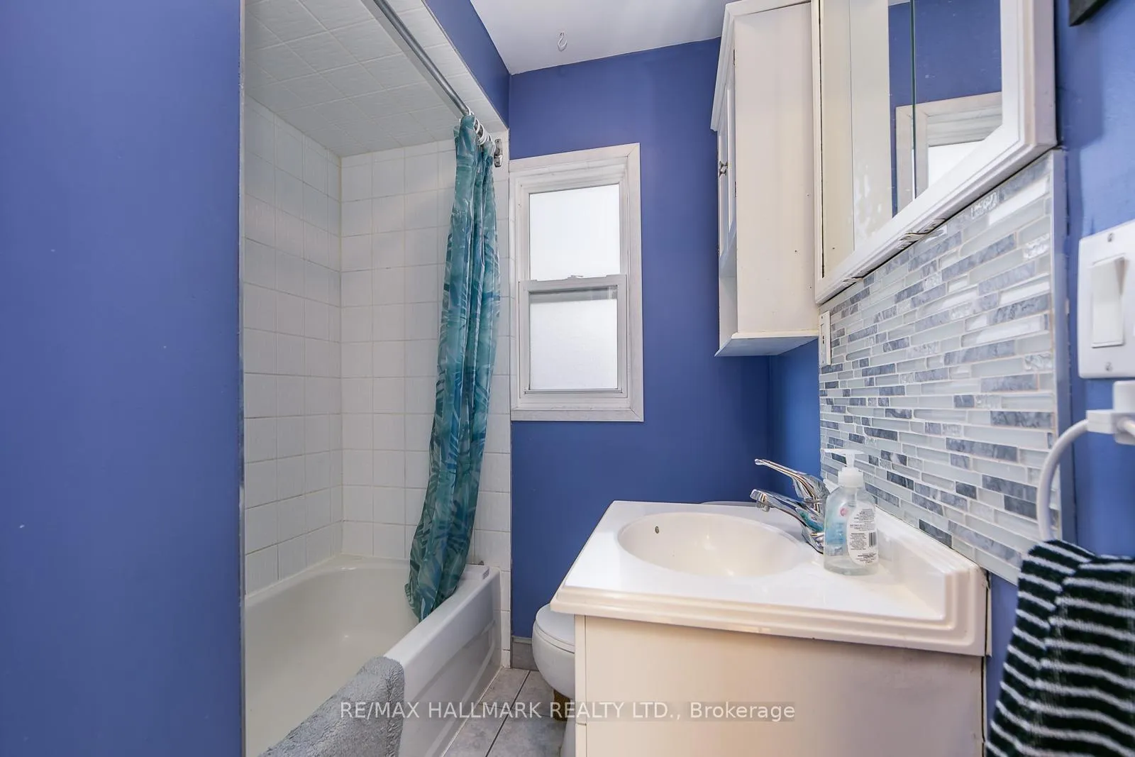 Photo 17 of Unit Upper, 96 Hertle Avenue, Toronto, Greenwood-Coxwell — HOMEH