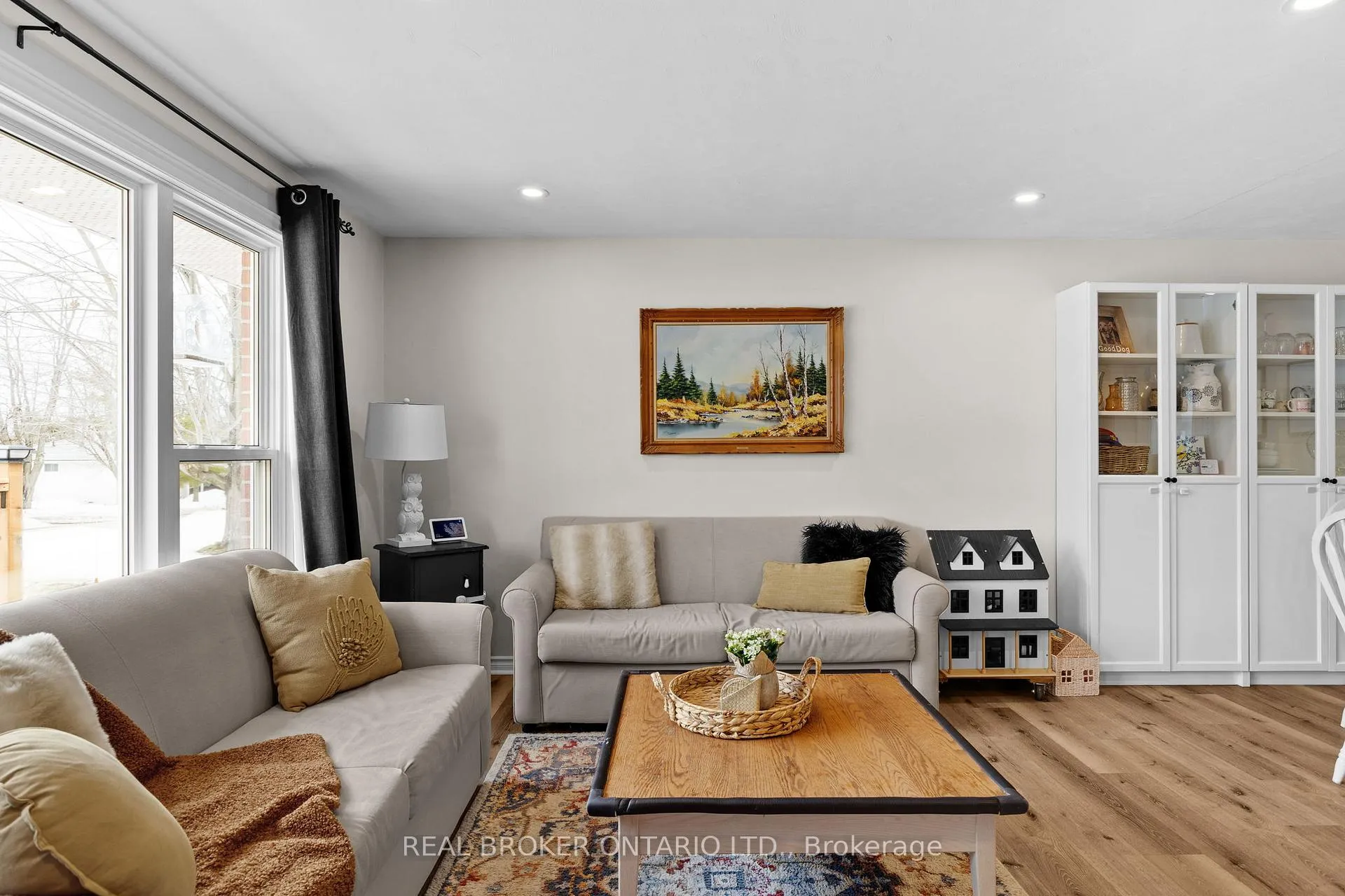 Photo 11 of 77 Third Street, Orillia — HOMEH