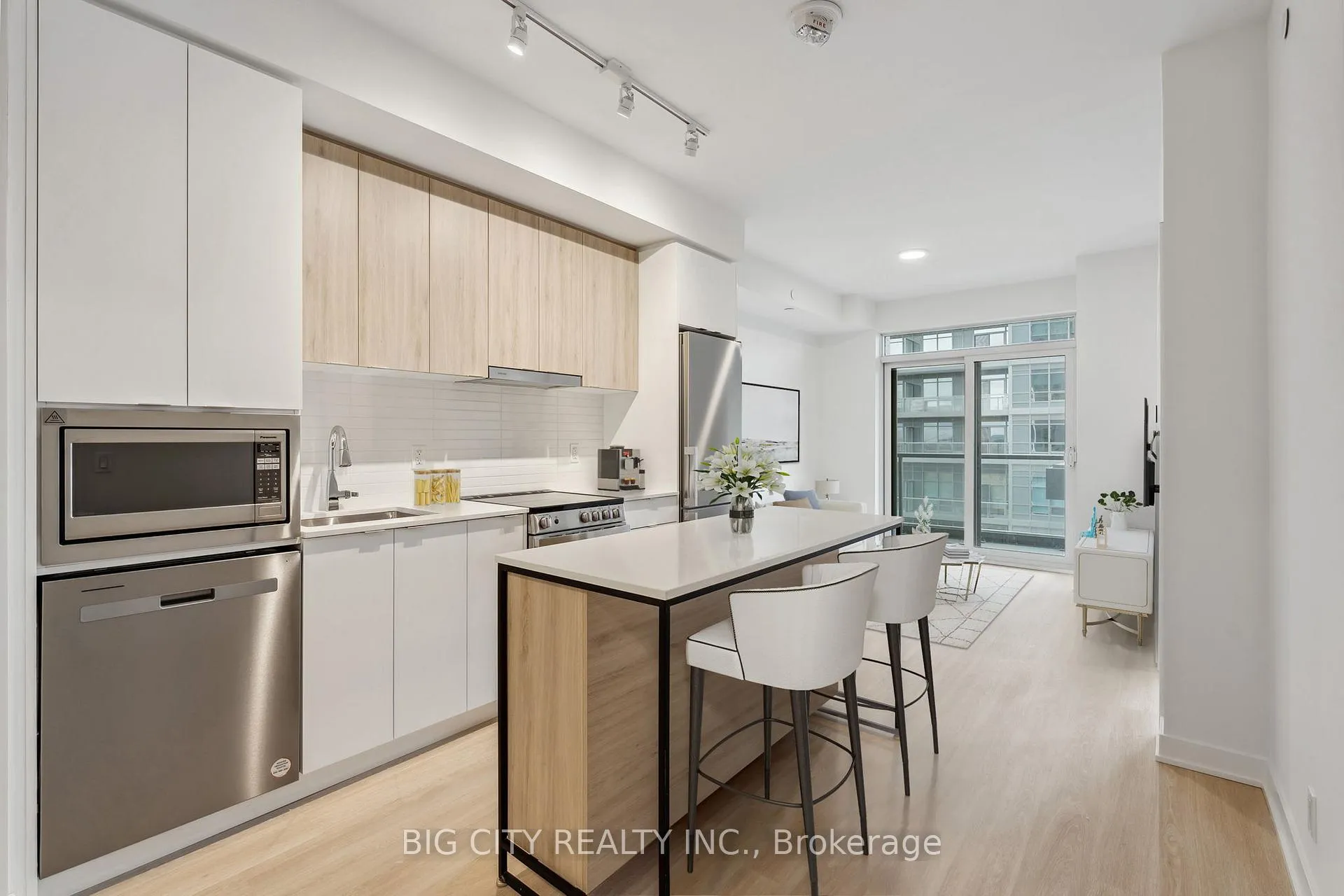 Photo 1 of Unit 808, 30 Upper Mall Way, Vaughan, Brownridge — HOMEH
