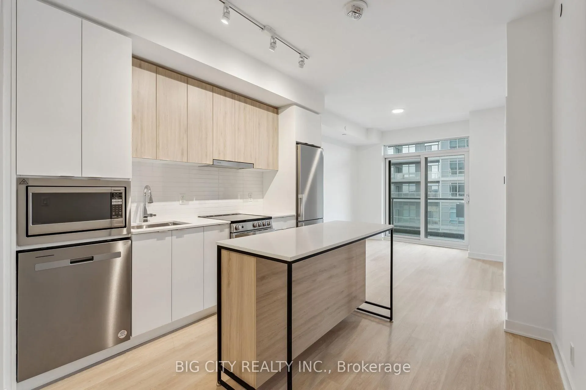 Photo 2 of Unit 808, 30 Upper Mall Way, Vaughan, Brownridge — HOMEH