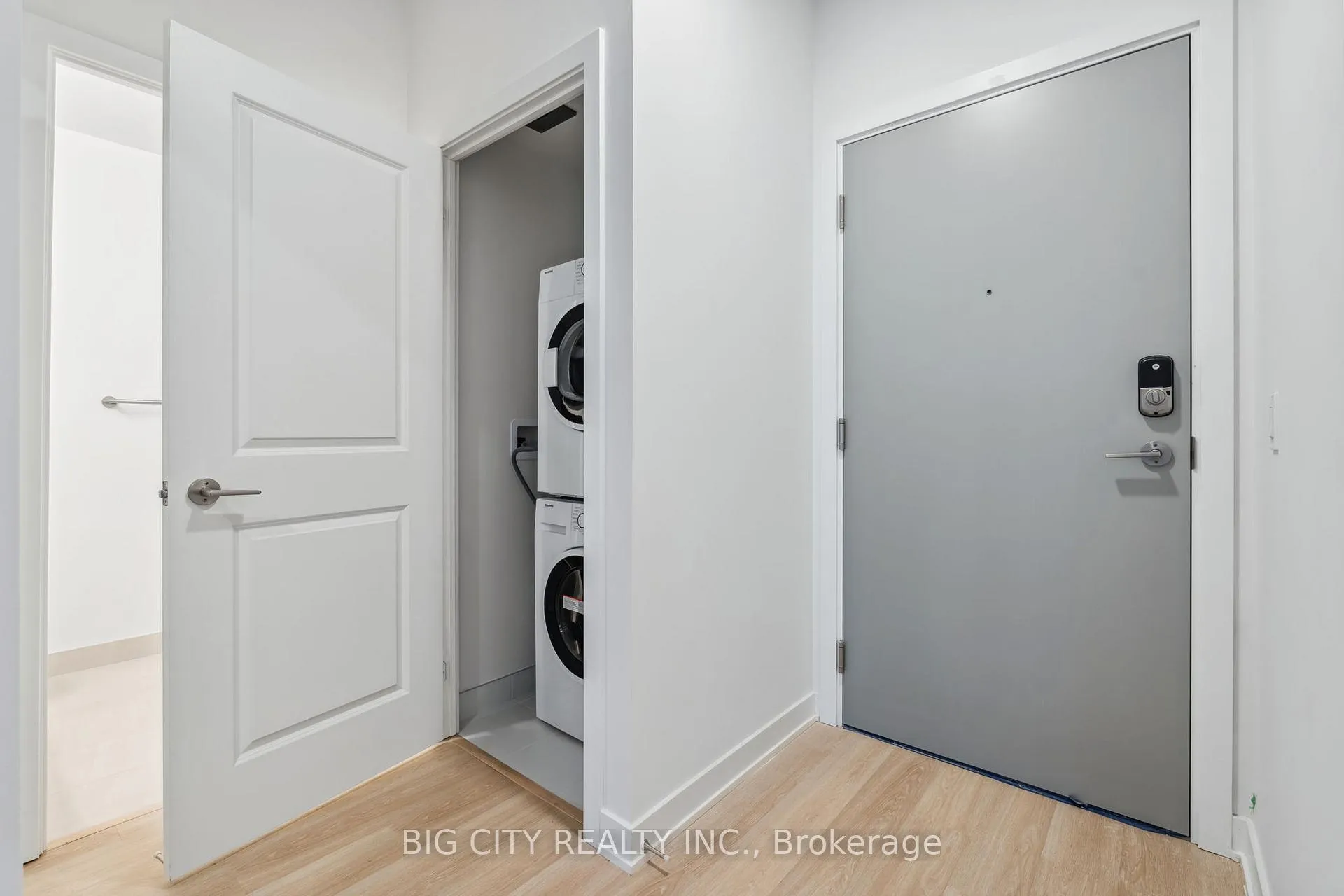 Photo 3 of Unit 808, 30 Upper Mall Way, Vaughan, Brownridge — HOMEH