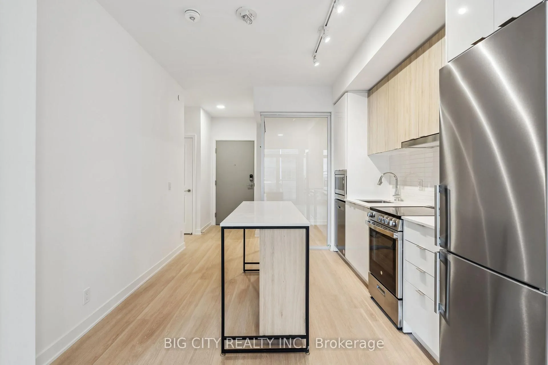 Photo 5 of Unit 808, 30 Upper Mall Way, Vaughan, Brownridge — HOMEH