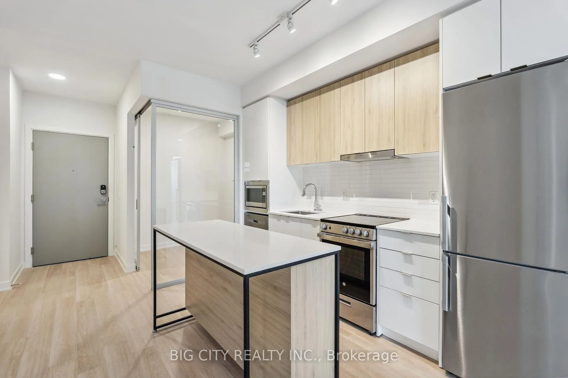 Photo 6 of Unit 808, 30 Upper Mall Way, Vaughan, Brownridge — HOMEH