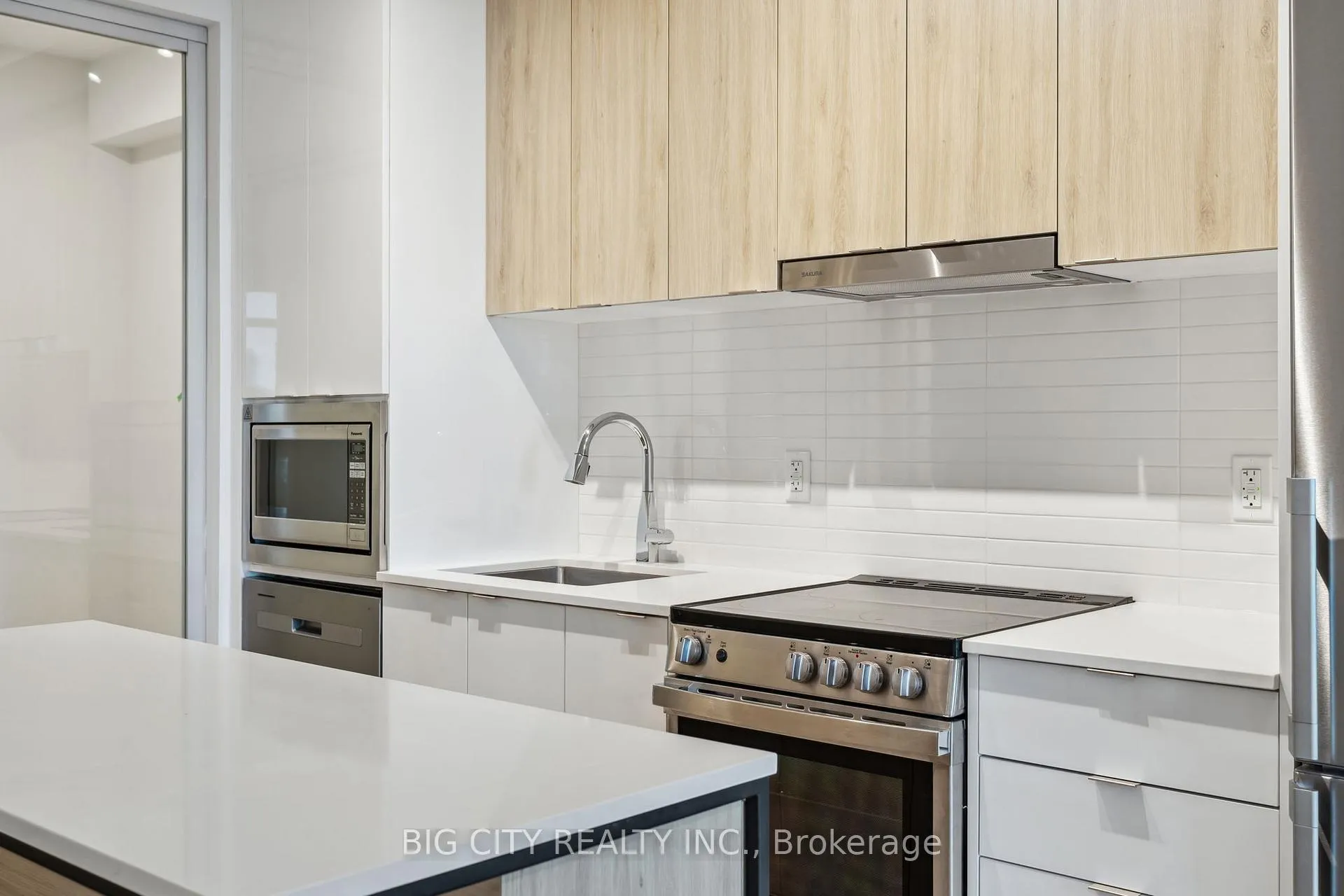 Photo 7 of Unit 808, 30 Upper Mall Way, Vaughan, Brownridge — HOMEH