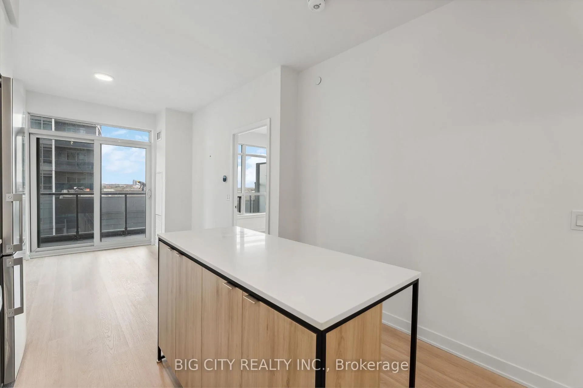 Photo 8 of Unit 808, 30 Upper Mall Way, Vaughan, Brownridge — HOMEH