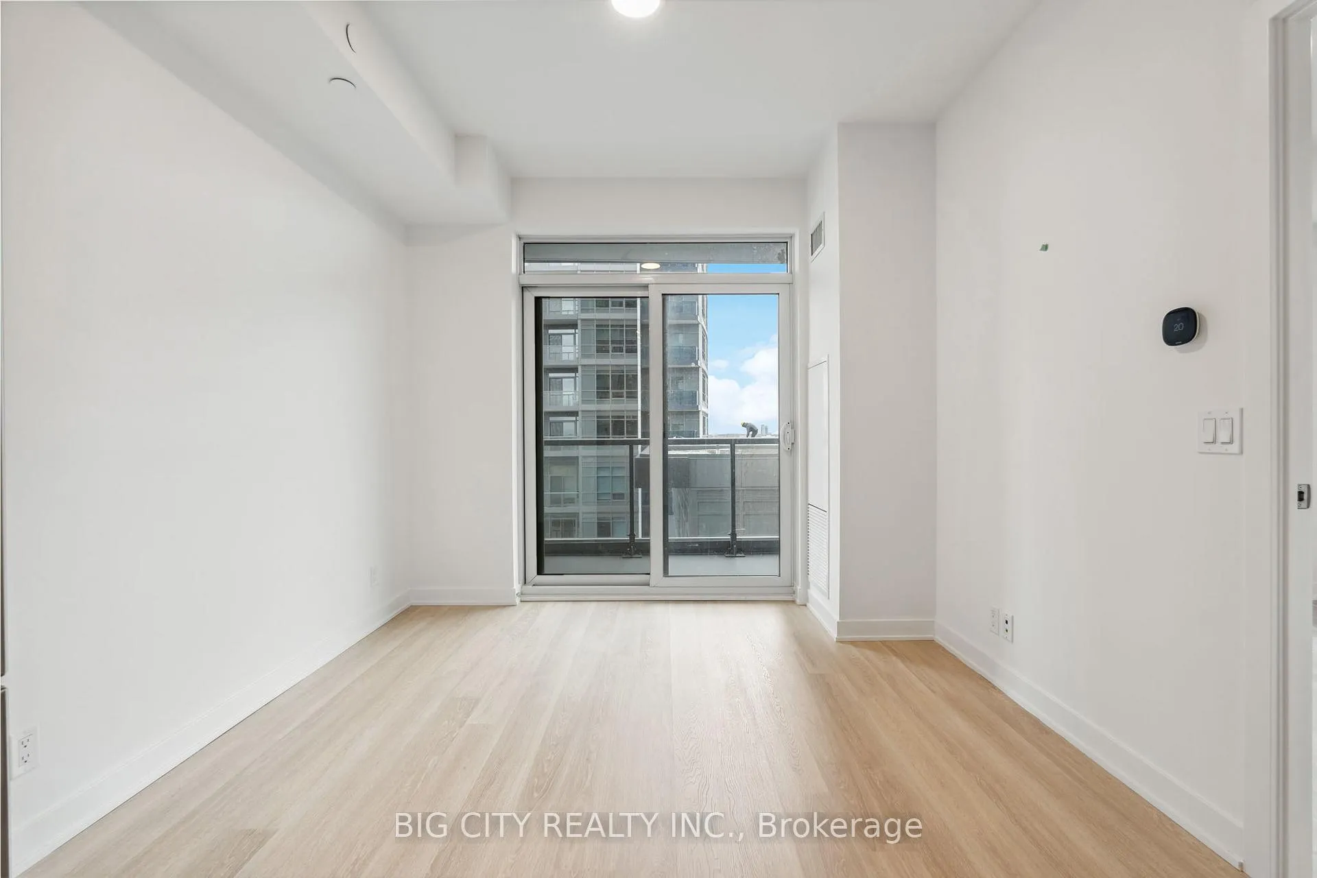 Photo 9 of Unit 808, 30 Upper Mall Way, Vaughan, Brownridge — HOMEH
