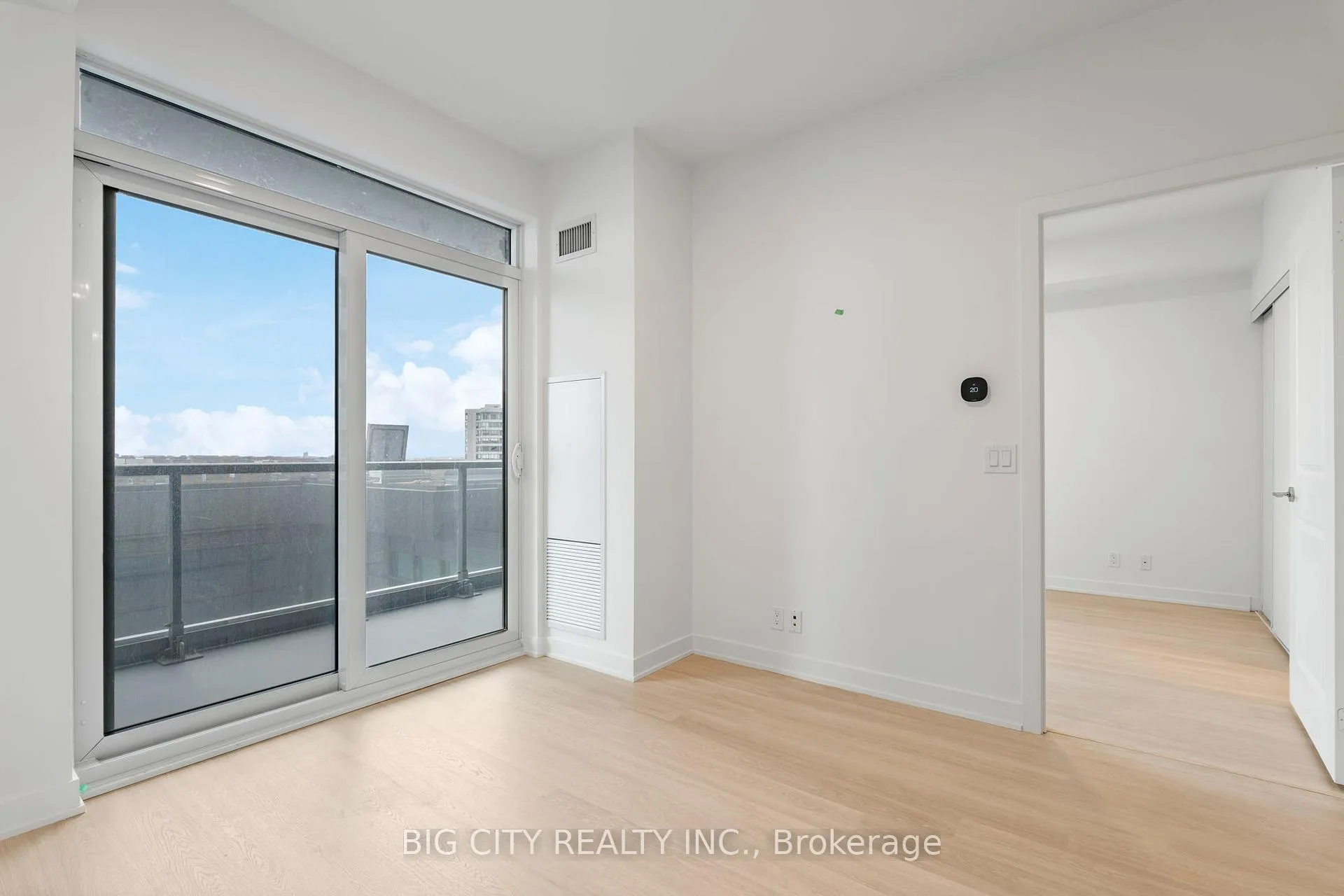Photo 11 of Unit 808, 30 Upper Mall Way, Vaughan, Brownridge — HOMEH