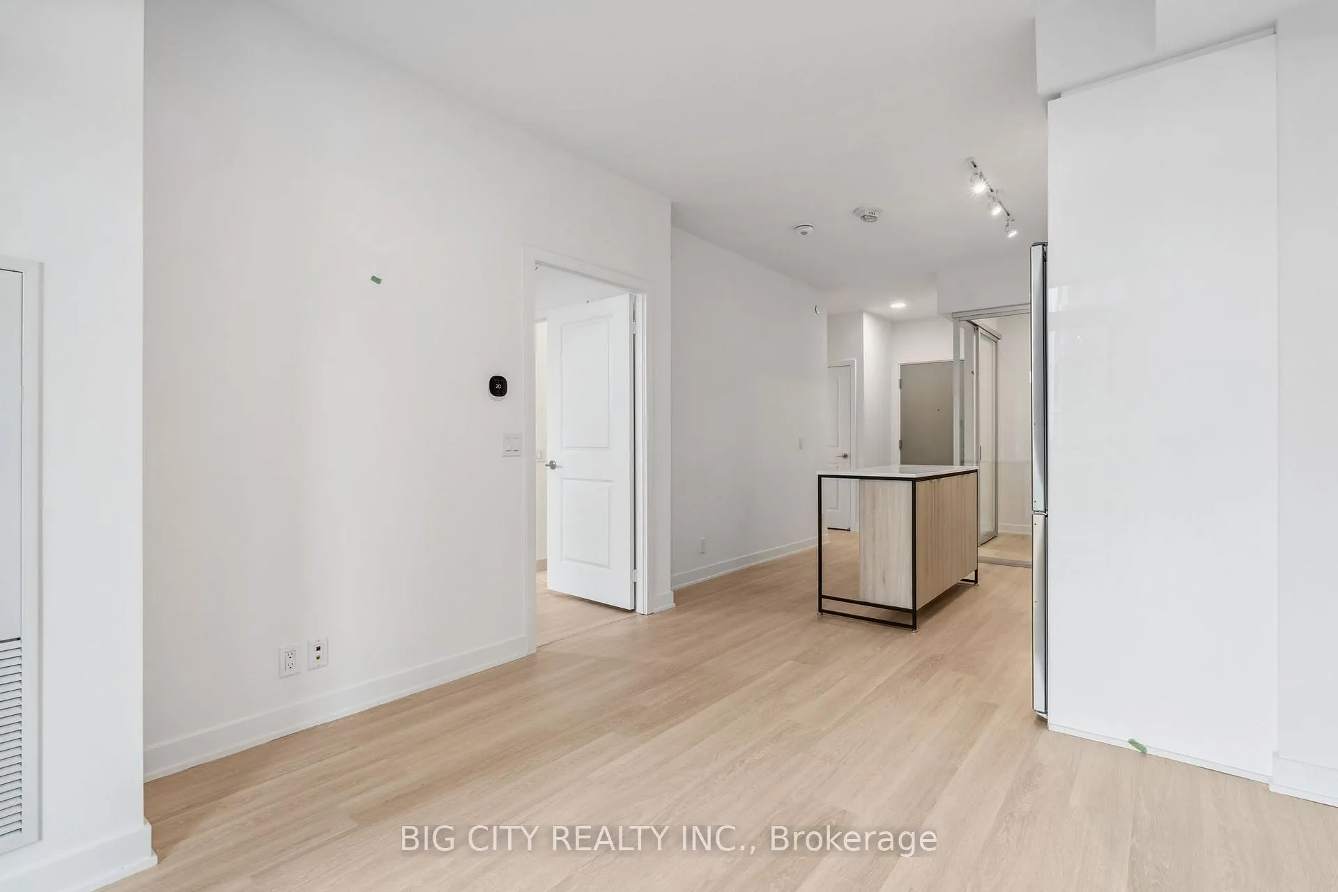 Photo 13 of Unit 808, 30 Upper Mall Way, Vaughan, Brownridge — HOMEH