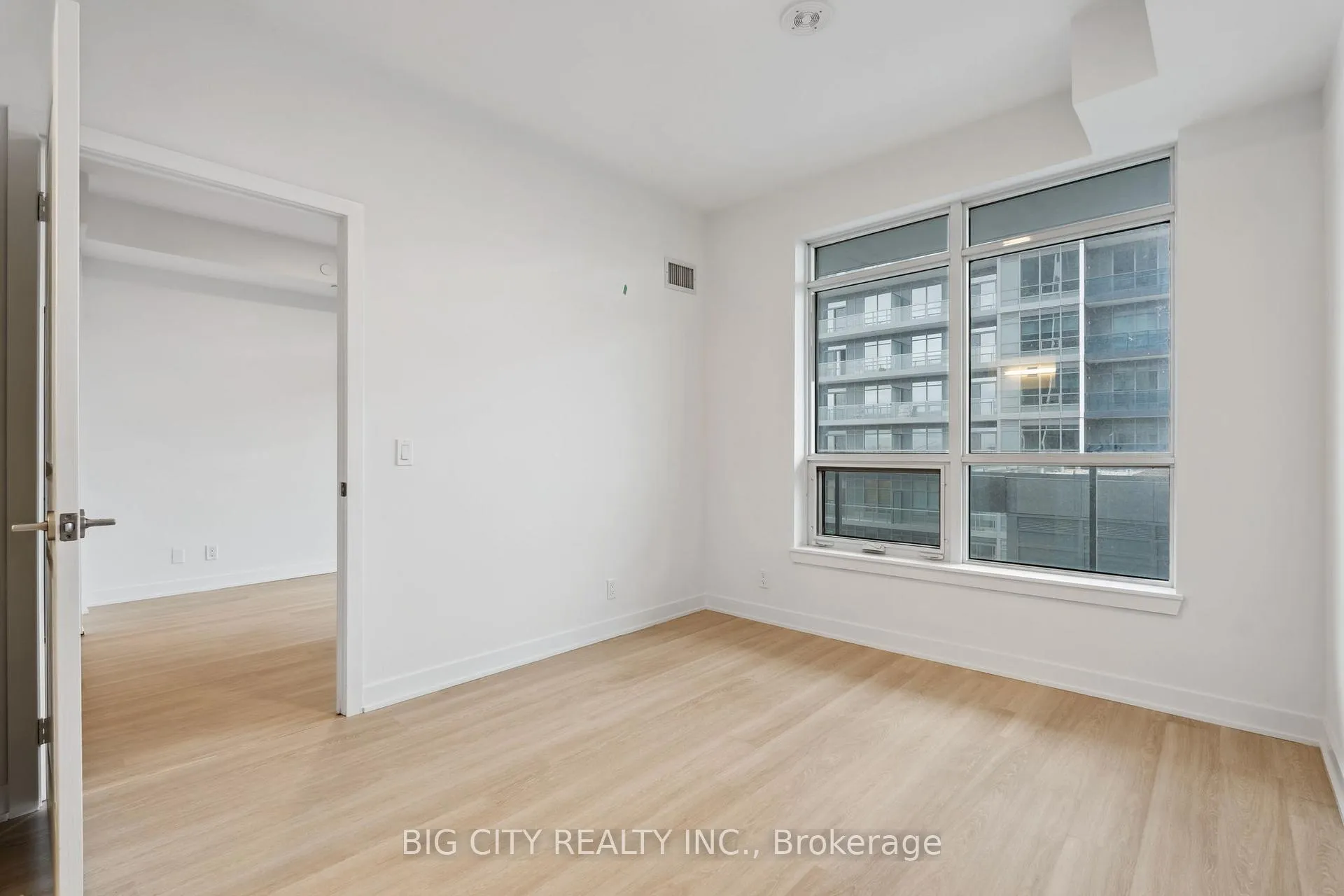 Photo 17 of Unit 808, 30 Upper Mall Way, Vaughan, Brownridge — HOMEH