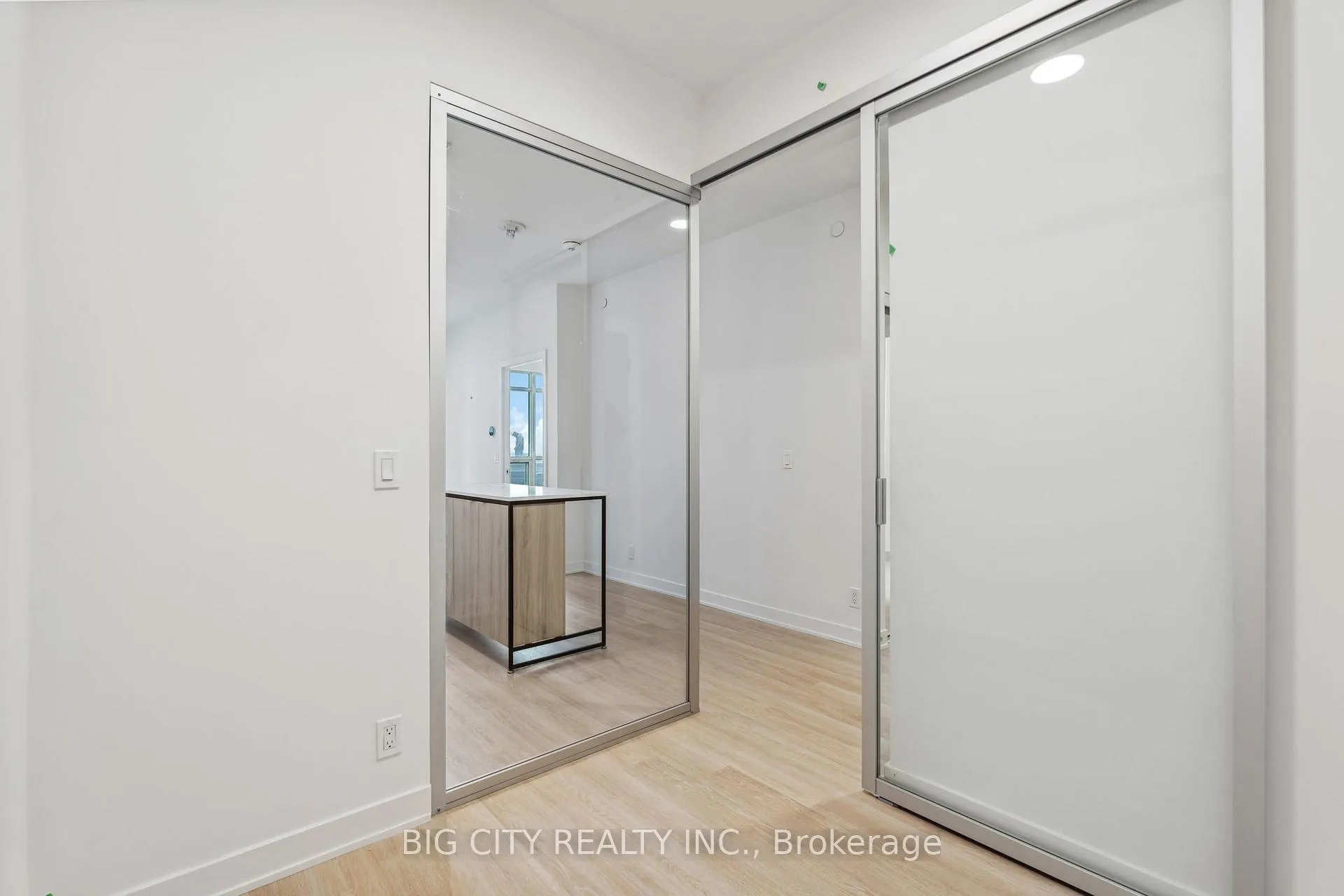 Photo 21 of Unit 808, 30 Upper Mall Way, Vaughan, Brownridge — HOMEH