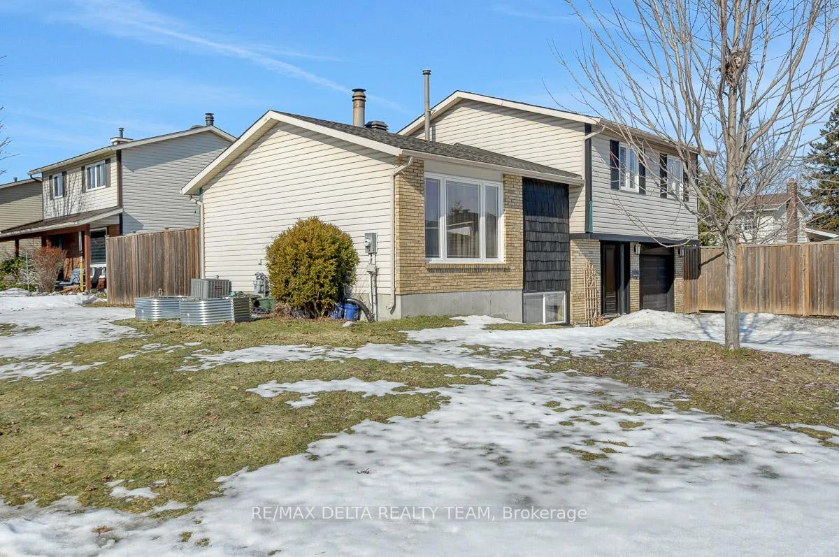 Photo 3 of 410 Phoenix Crescent, Ottawa, Bilberry Creek/Queenswood Heights — HOMEH