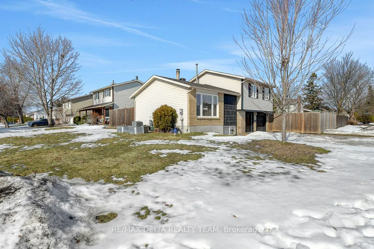 Photo 4 of 410 Phoenix Crescent, Ottawa, Bilberry Creek/Queenswood Heights — HOMEH