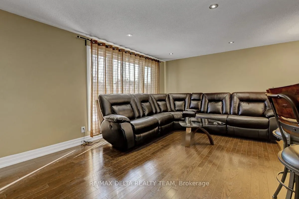 Photo 7 of 410 Phoenix Crescent, Ottawa, Bilberry Creek/Queenswood Heights — HOMEH