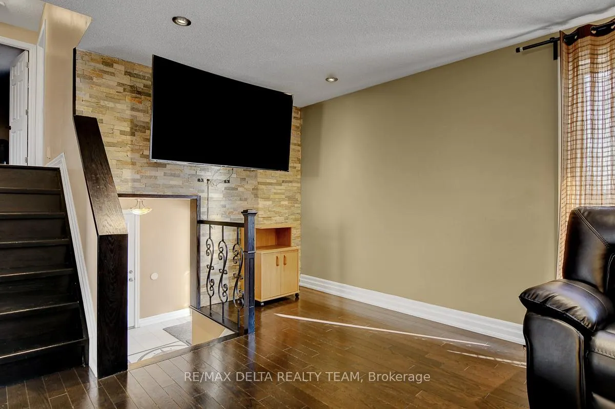 Photo 8 of 410 Phoenix Crescent, Ottawa, Bilberry Creek/Queenswood Heights — HOMEH